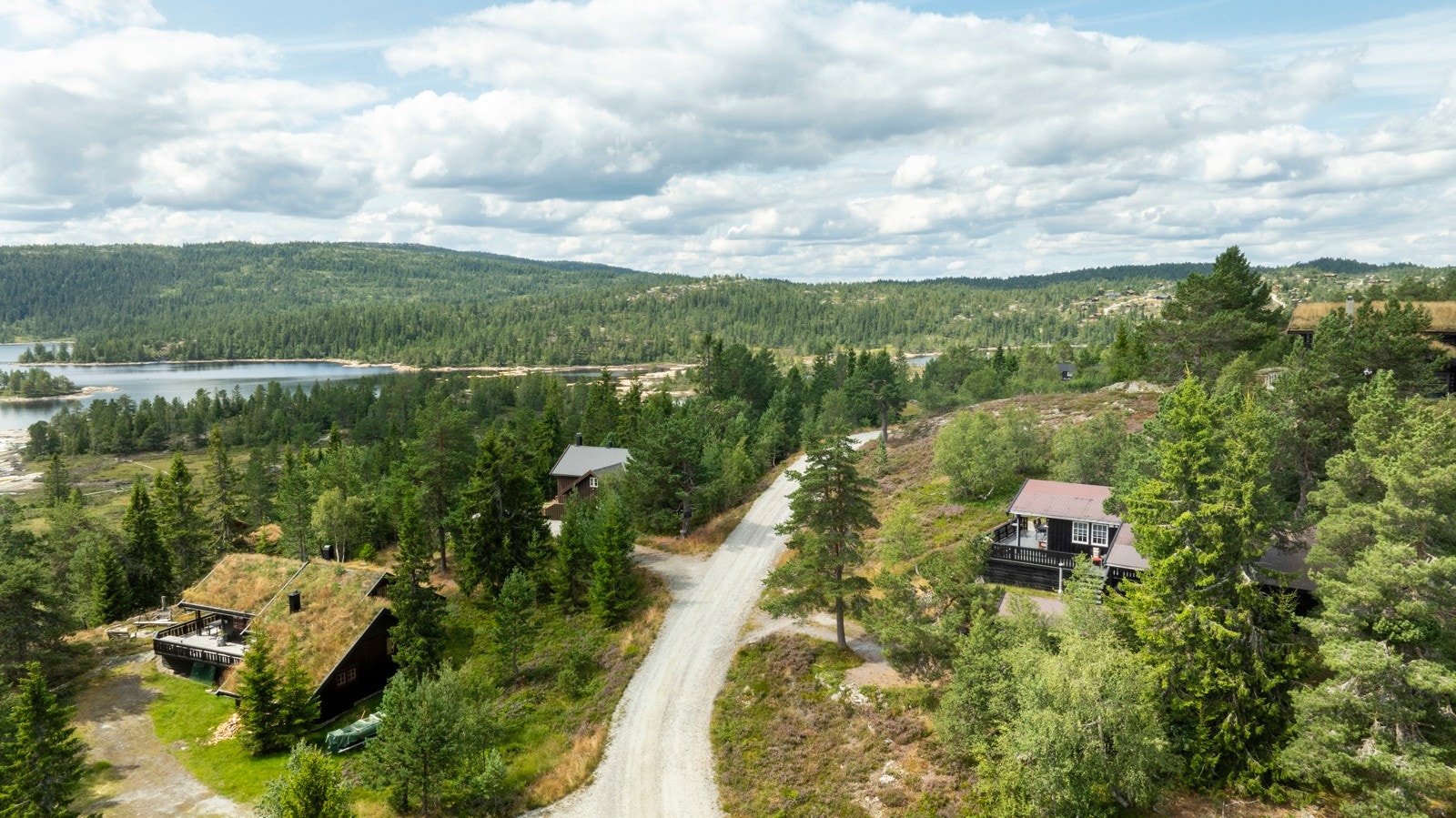 Her bor du tett på den norske naturen, omgitt av stillhet, frisk luft og en atmosfære preget av ro og harmoni. Galleribilde