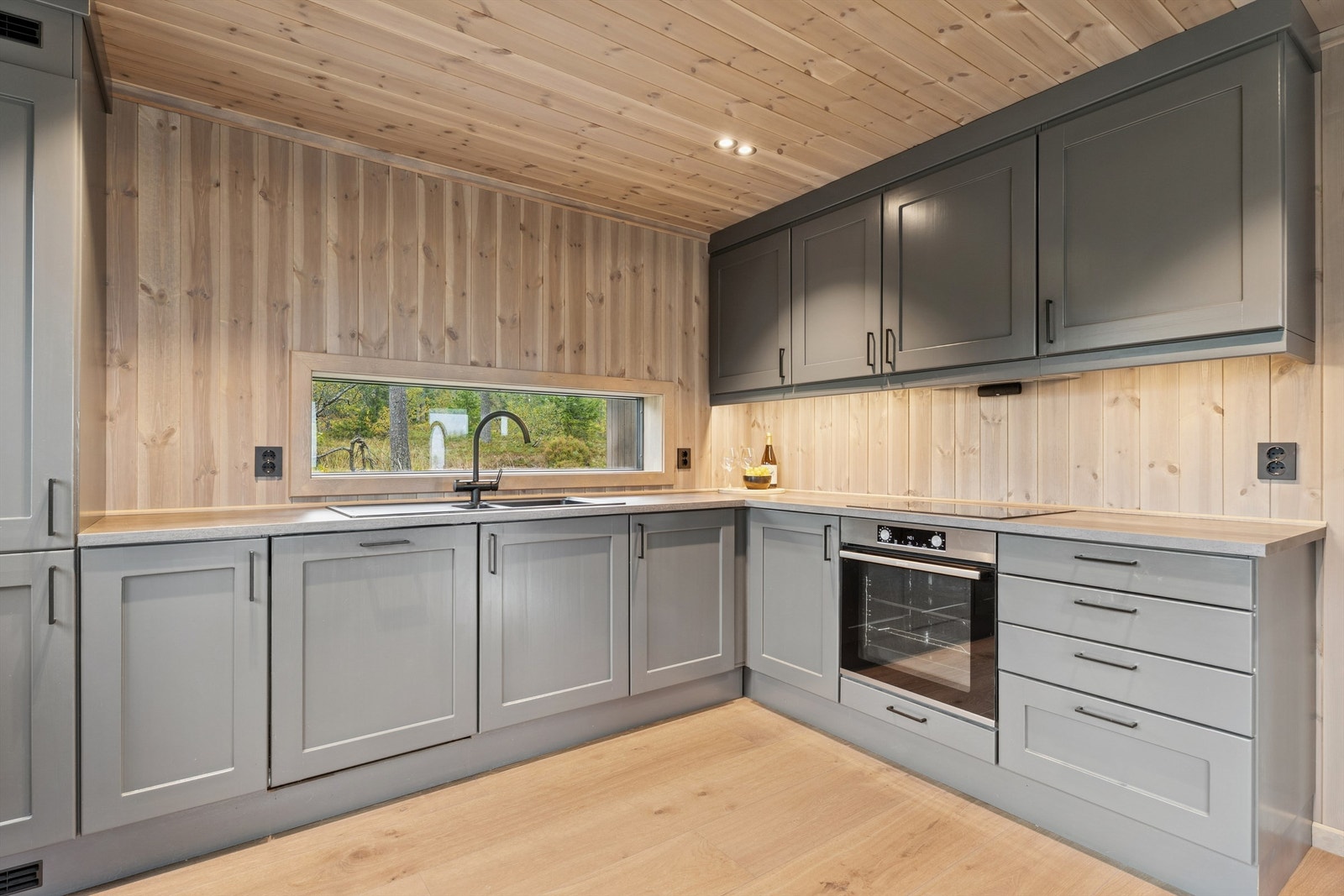 Lekker og tidløst kjøkken med integrerte hvitevarer. Galleribilde