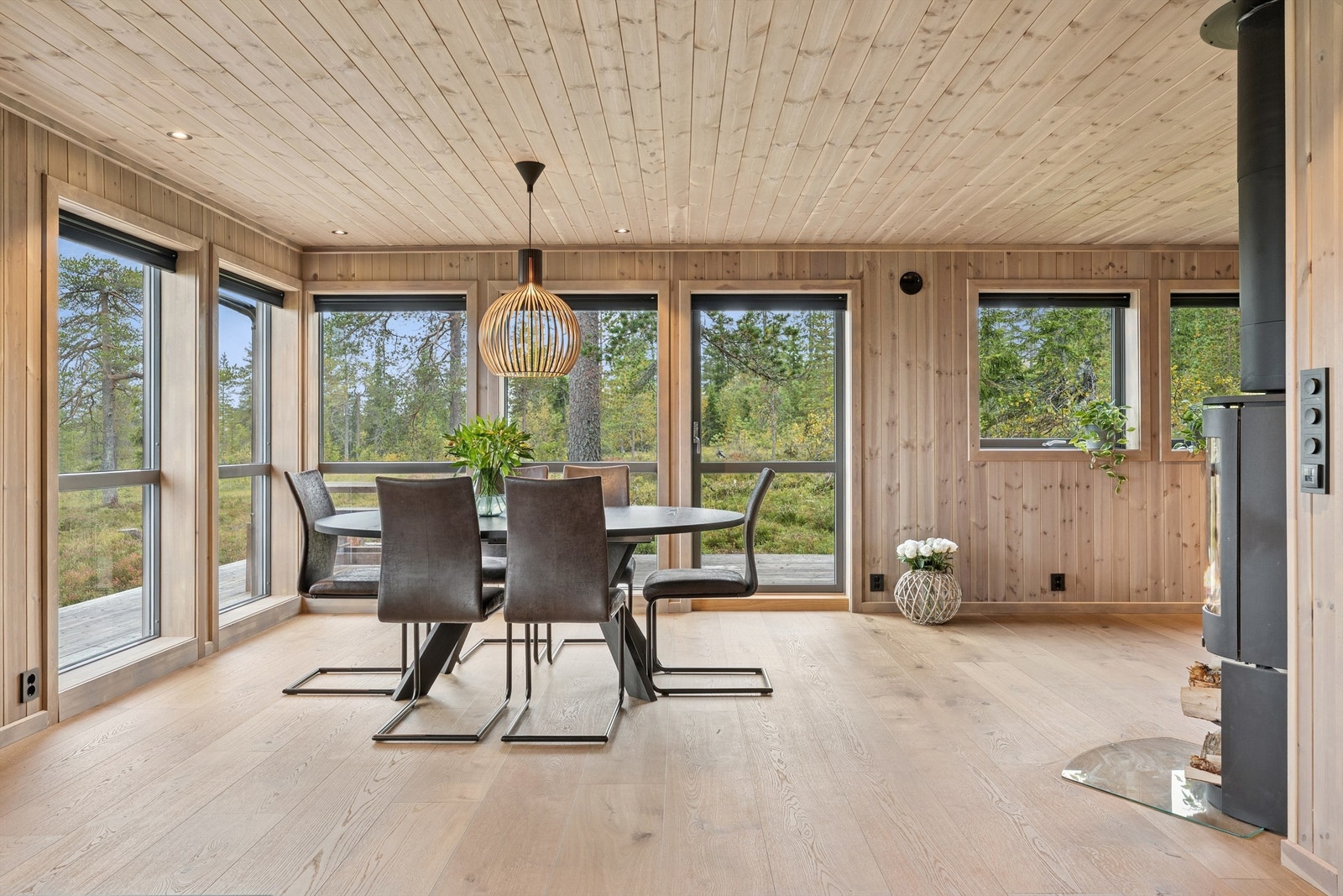 De store vindusflatene invitere naturen inn. Galleribilde