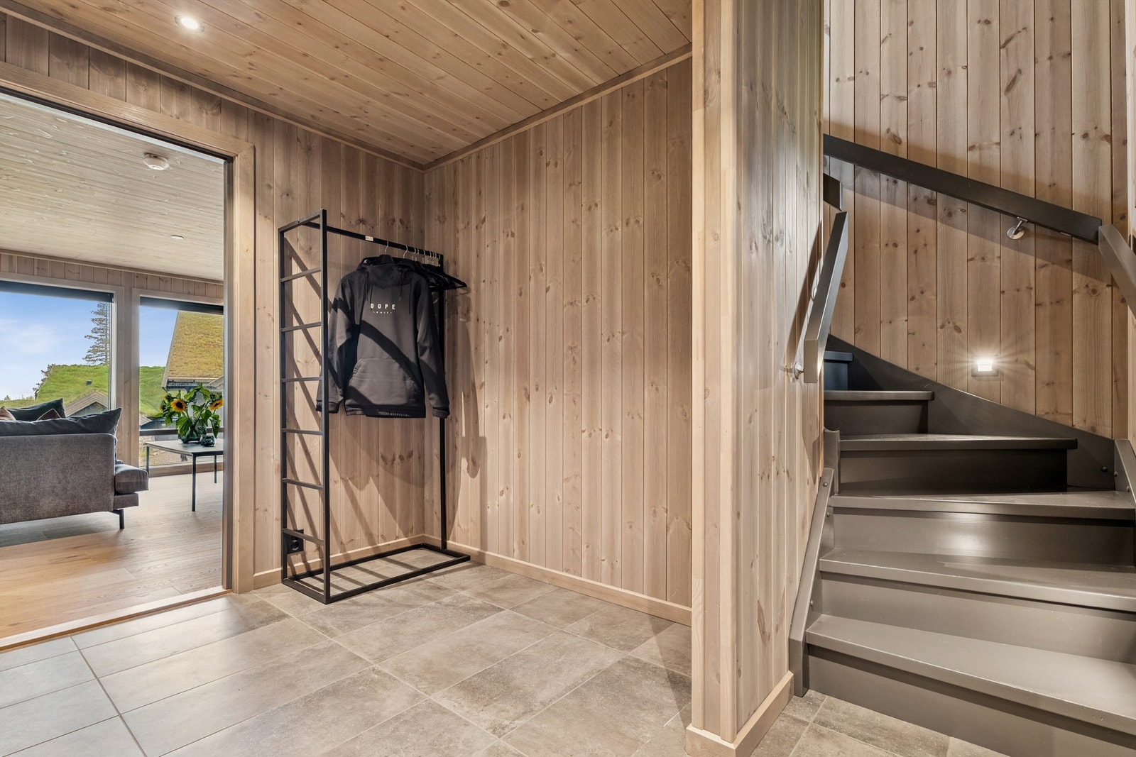 Entré med god plass til garderobeløsning. Galleribilde