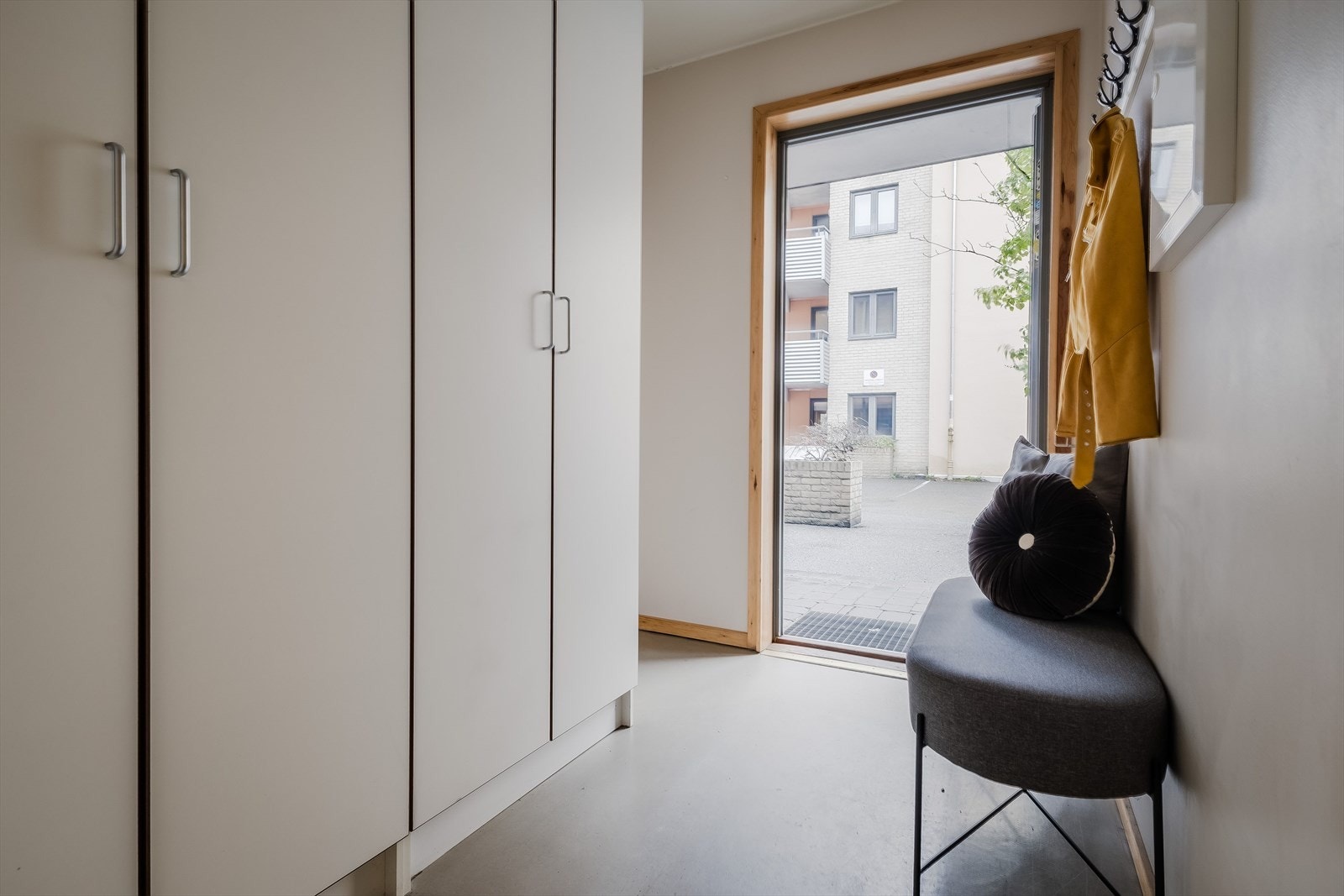 Godt med skapplass og oppbevaring i entre Galleribilde