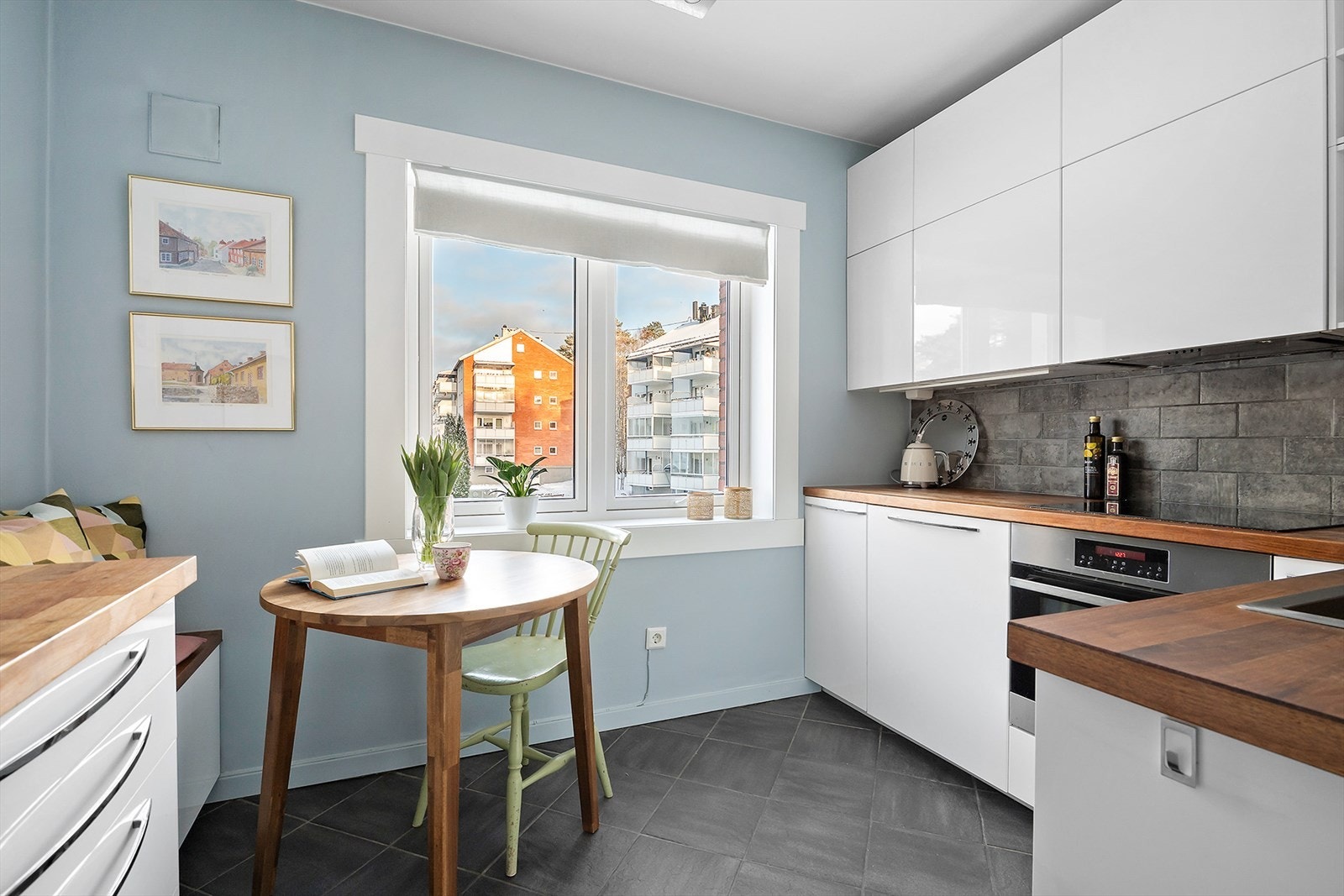 Innbydende kjøkken med godt lysinnslipp og plass til lite spisebord. Galleribilde