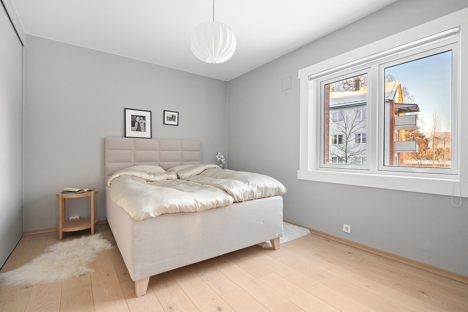 Hovedsoverommet har en god størrelse med plass til dobbeltseng og nattbord på begge sider. Galleribilde