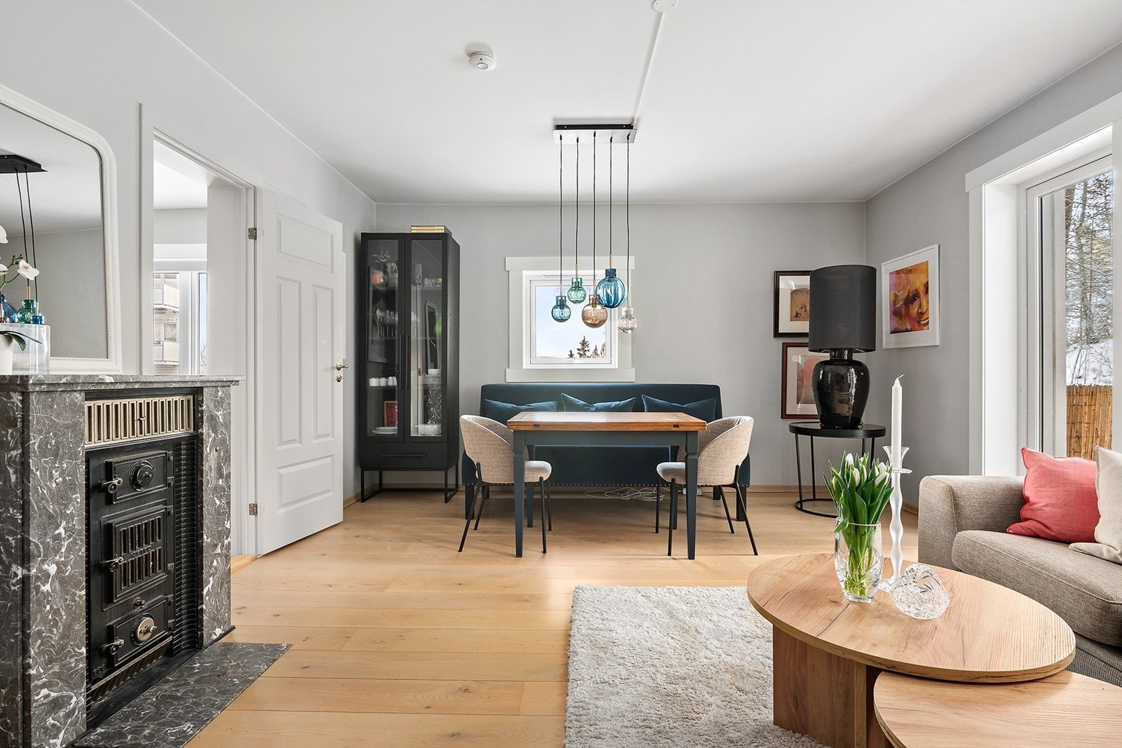 God plass til spisebord og gjester, perfekt for middager og sosiale sammenkomster. Galleribilde