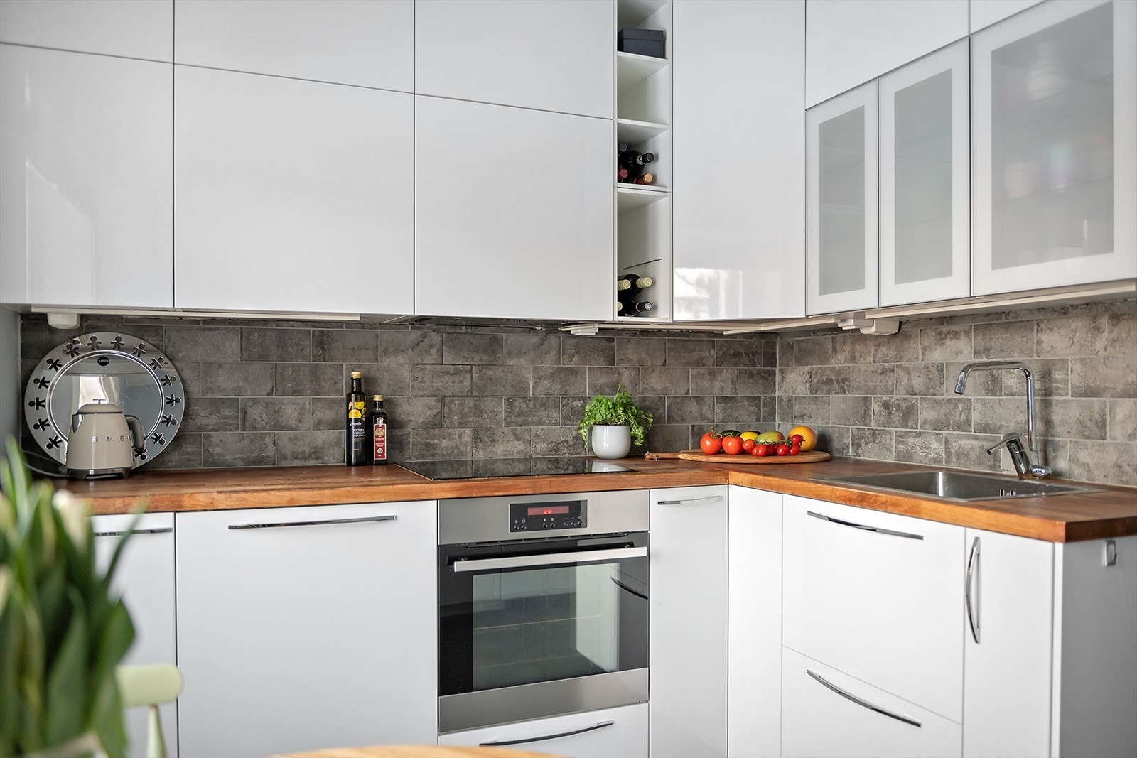 Pent og moderne kjøkken med integrerte hvitevarer og gode arbeidsflater. Galleribilde