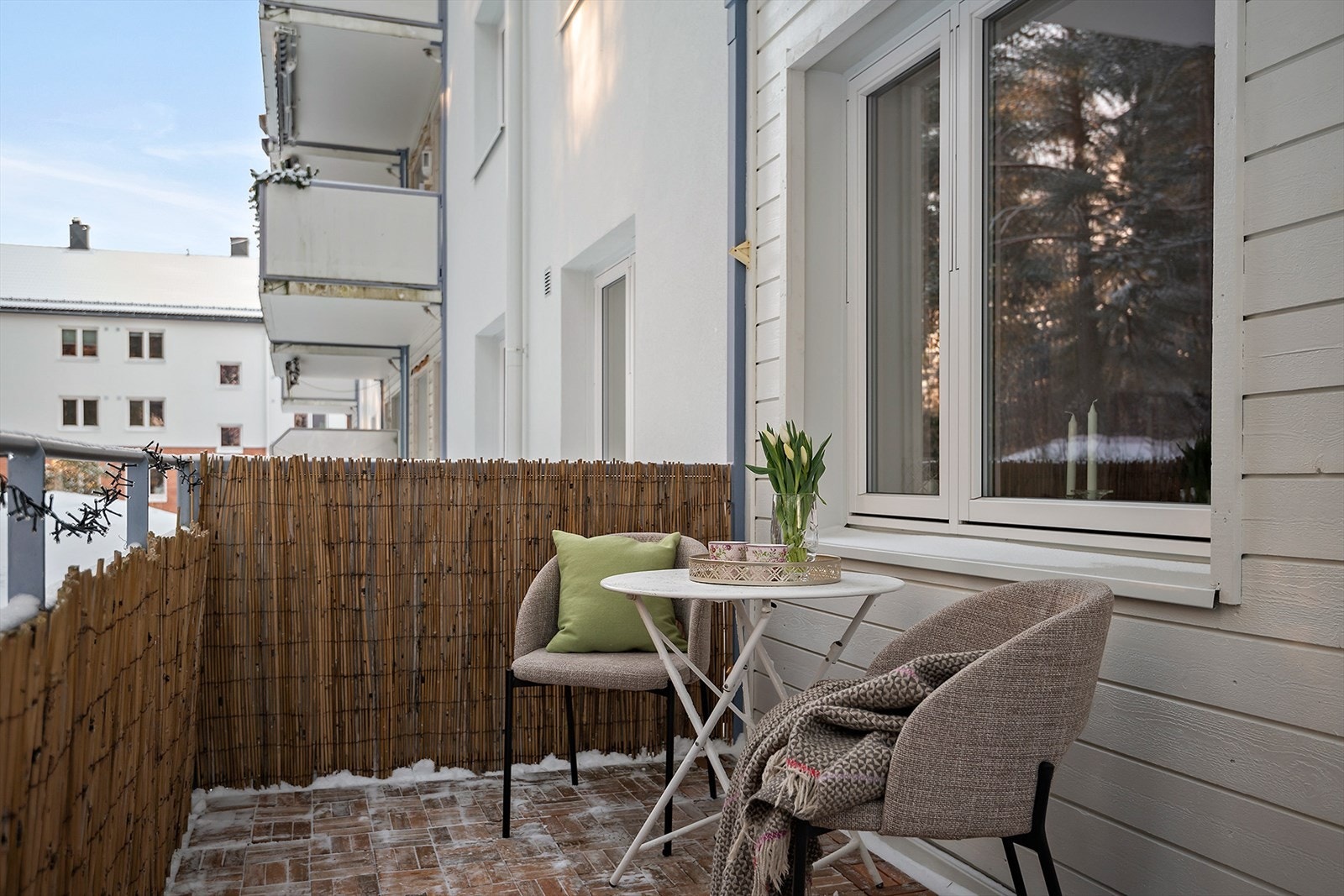 Romslig og overbygd balkong på 7 m² som gir ulike møbleringsmuligheter Galleribilde