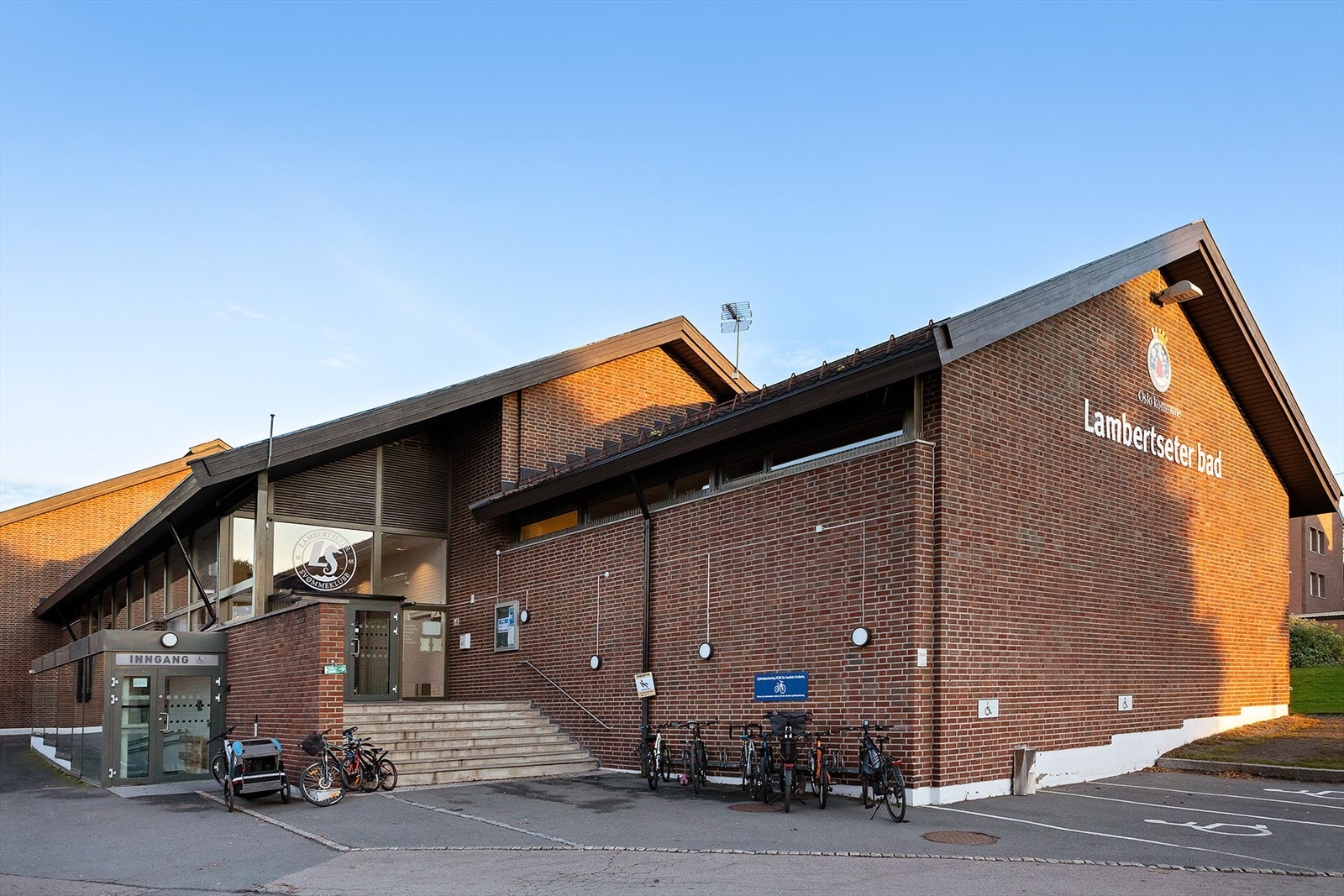 Lambertseter bad og flere treningssentre ligger i nærområdet og gir gode muligheter for trening og aktivitet året rundt. Galleribilde