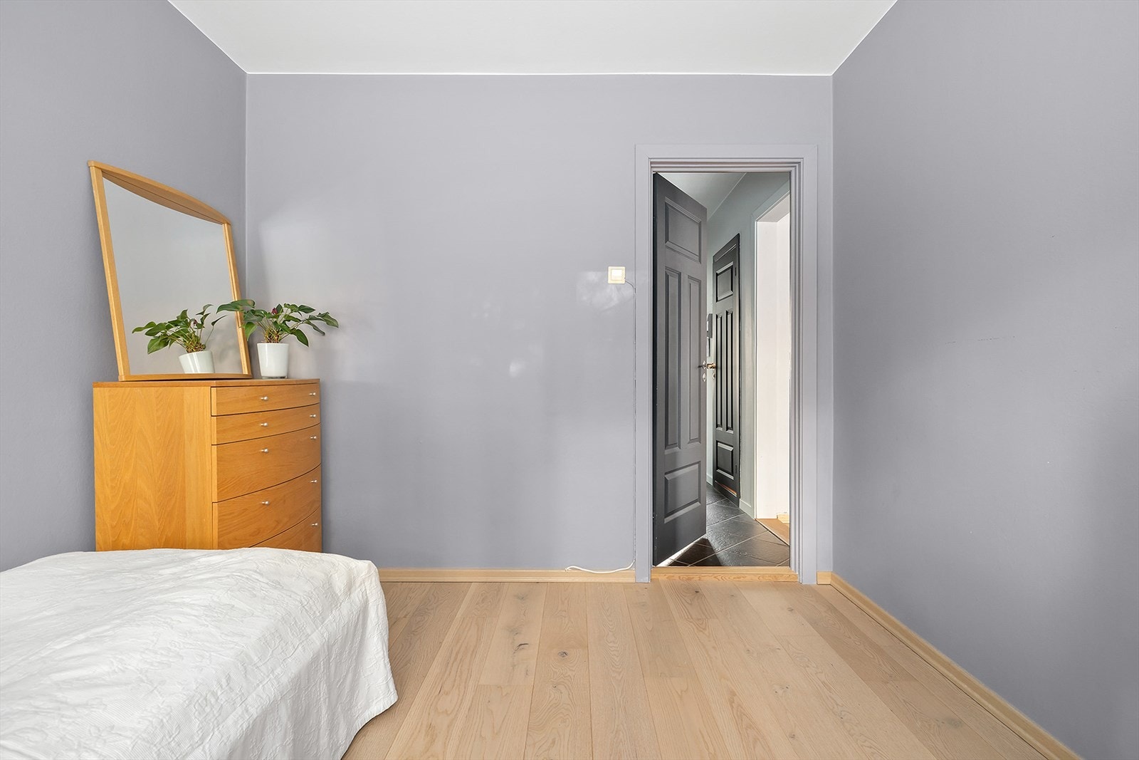 Soverom 2 er i dag innredet som gjesterom, og kan fint benyttes som barnerom eller kontor om ønskelig Galleribilde