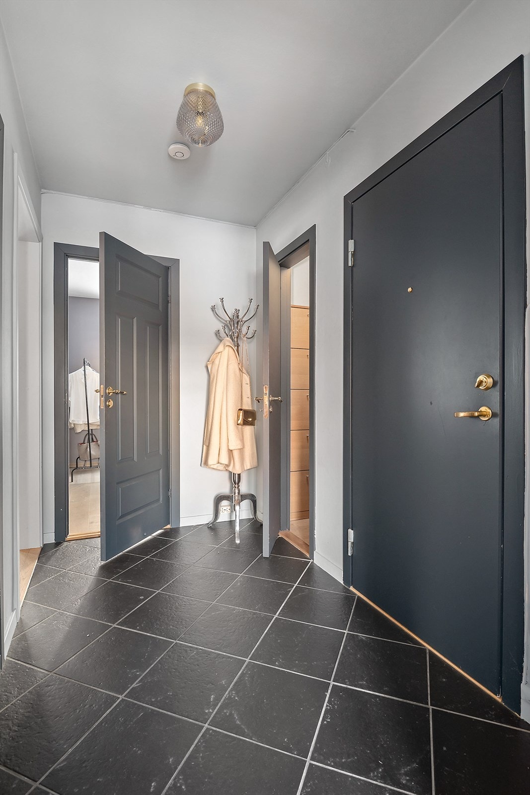 Entré med tilknytning til garderobe på ca. 1 m² med gode oppbevaringsmuligheter. Galleribilde
