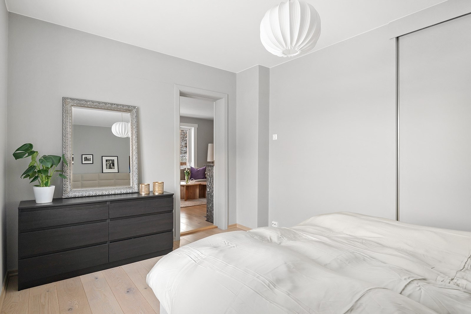 Rommet er i tillegg utstyrt med skyvedørsgarderobe, og det er god plass til kommode. Galleribilde