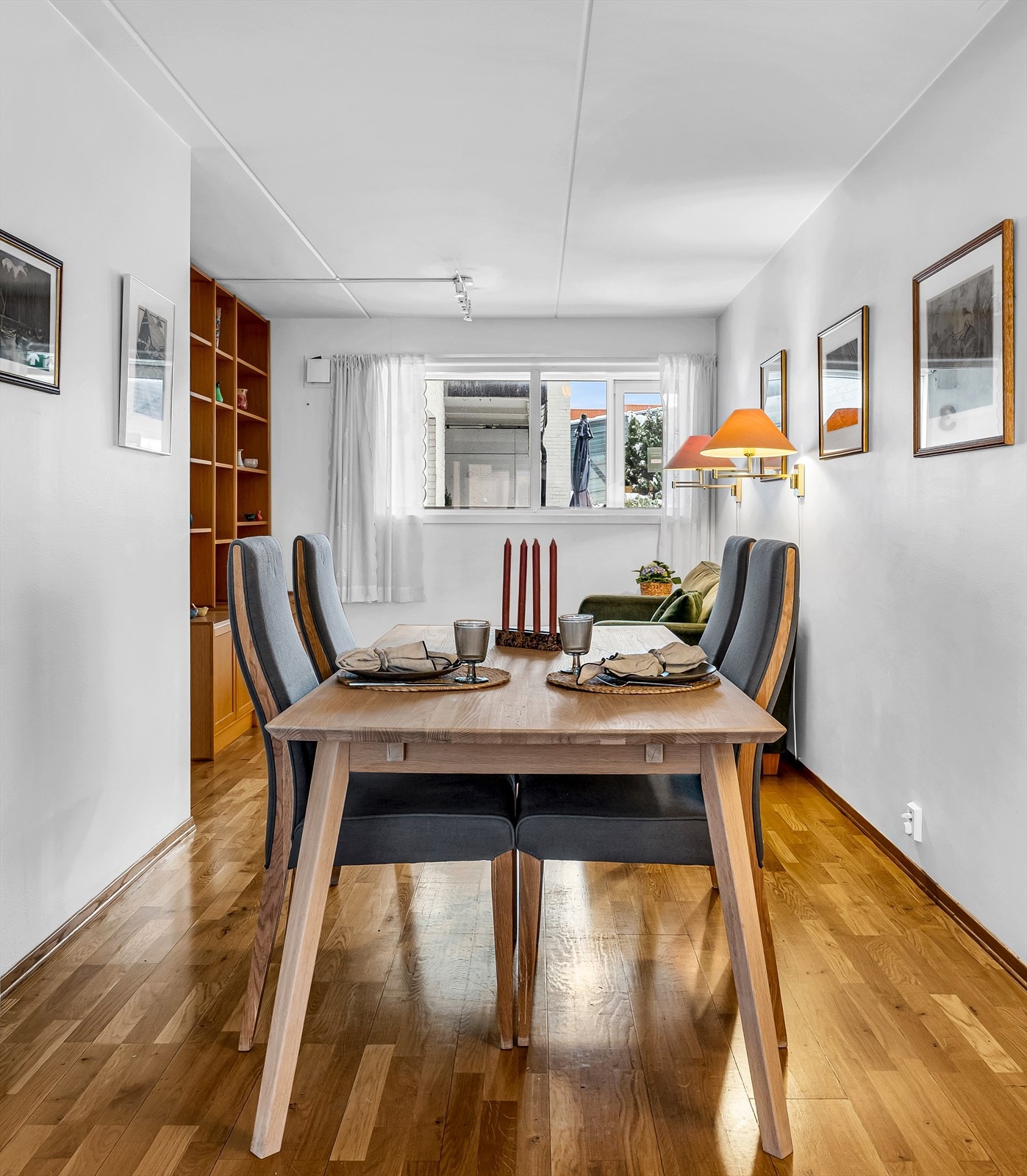 Stuen er inndelt i soner som gir plass for både sofa, spisebord og tv-seksjon. Galleribilde