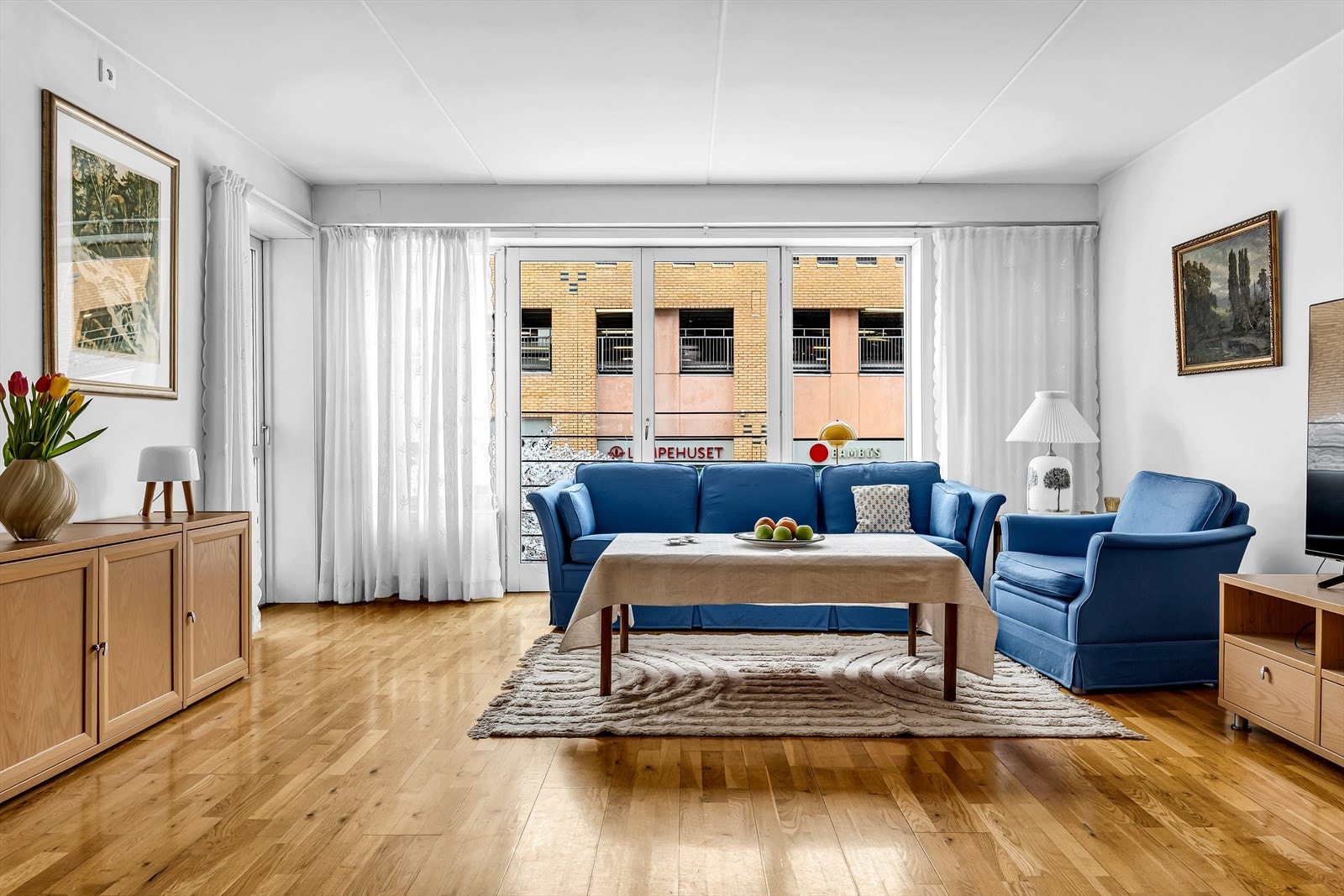 Leiligheten er lys og gjennomgående med fine kvaliteter som parkering i lukket garasjeanlegg med heisadkomst, pent opparbeidet uteplass for sameierne og mye mer. Du bor sentralt i Sandvika sentrum med alt av servicetilbud i umiddelbar nærhet. Galleribilde