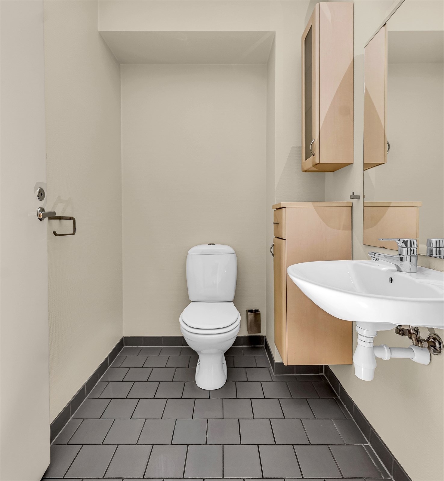 Separat toalettrom i leiligheten. Galleribilde