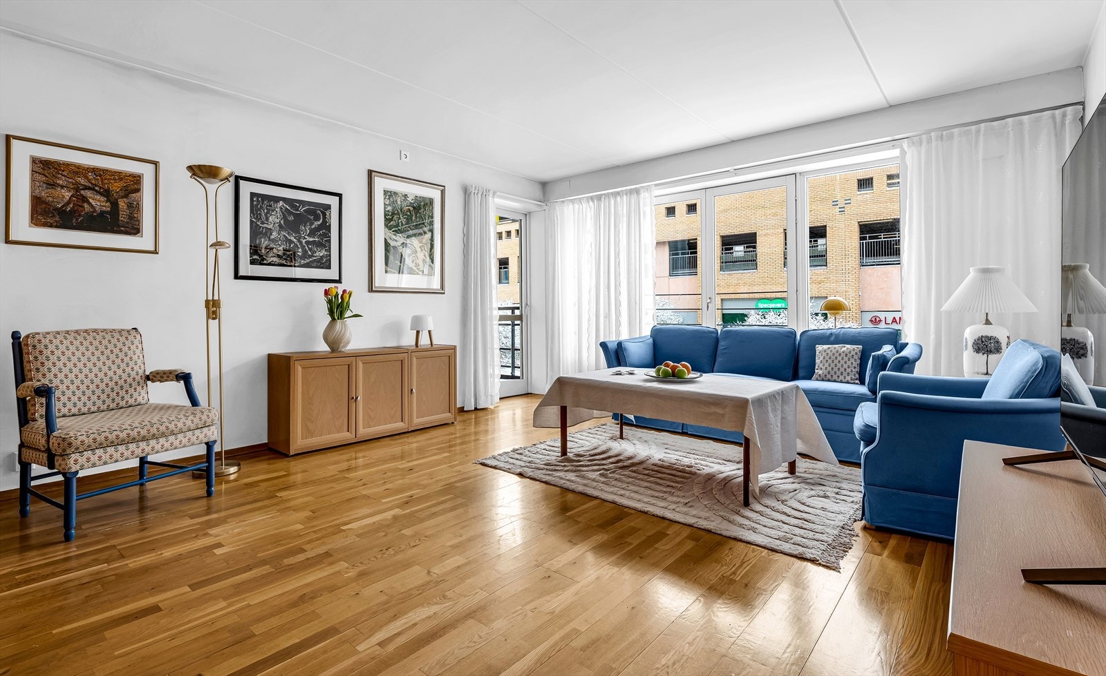 Dette er en utmerket seniorleilighet for deg over 55 år, som ønsker å bo sentralt i et veletablert og trygt sameie med servicesenter i samme bygg som gir deg muligheten for diverse omsorgstjenester. Galleribilde