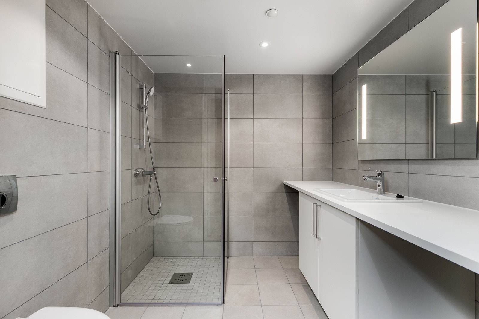 Delikat flislagt bad med alt man trenger for å få en fin start på dagen. Varmekabler i gulv. Galleribilde