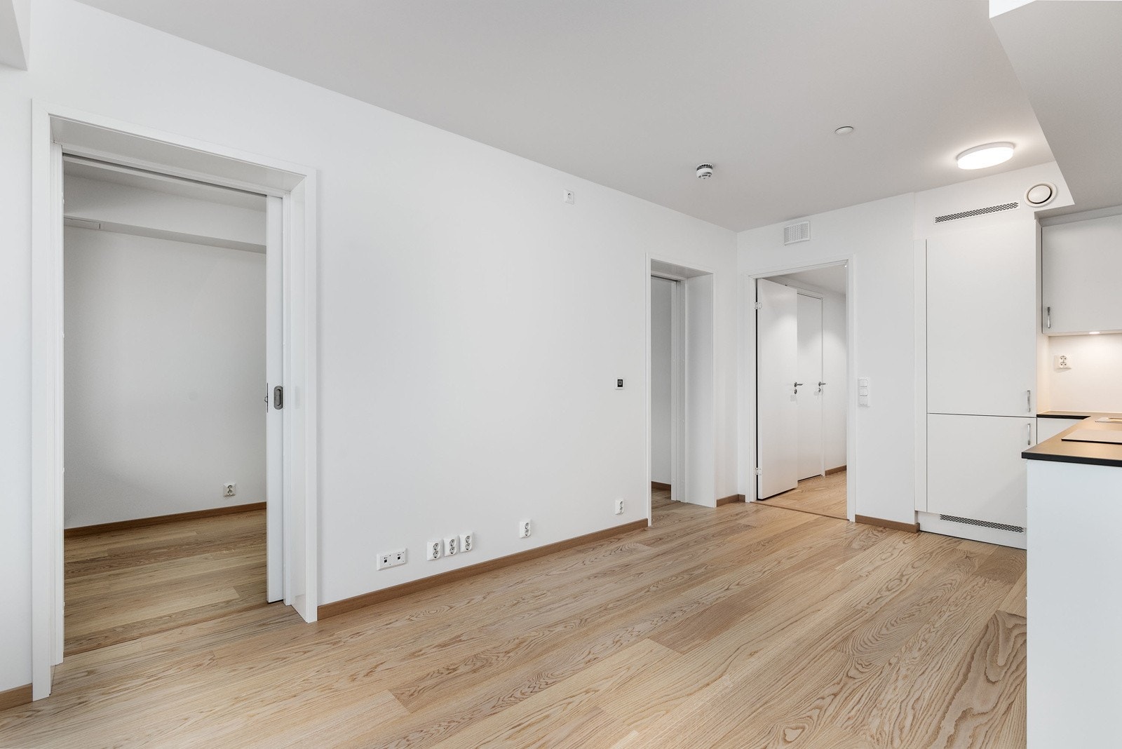 Oppvarming med fjernvarme via radiatorer, samt balansert ventilasjon med varmegjenvinning. Galleribilde