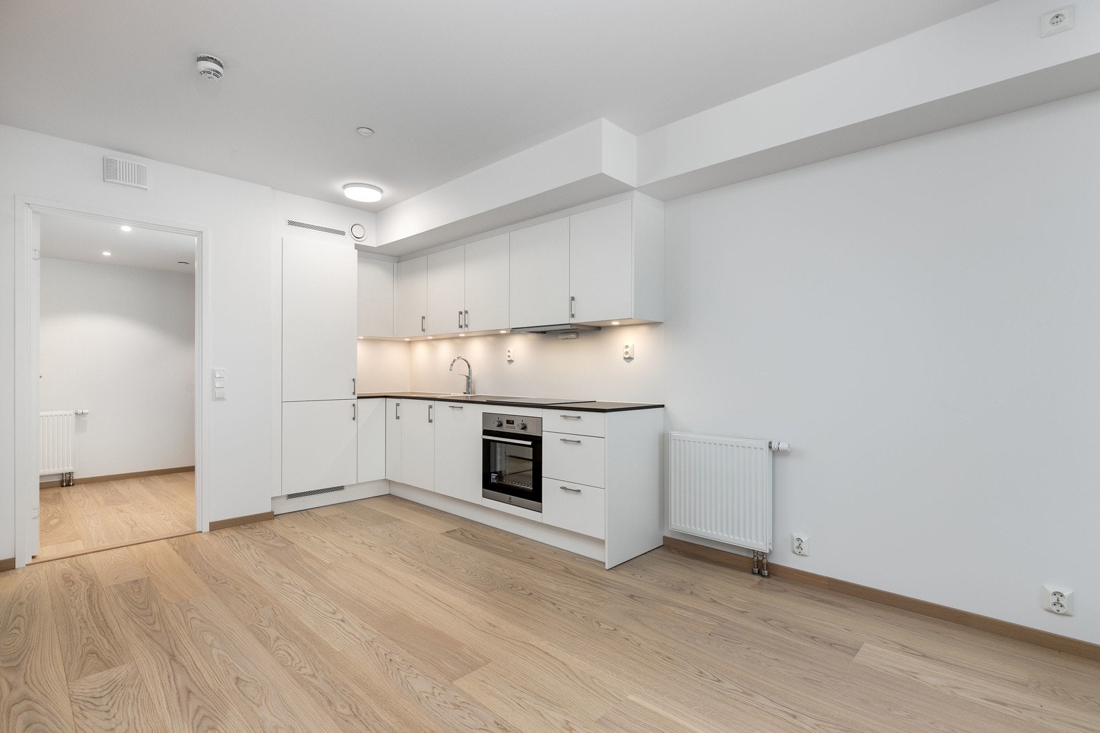 Lekkert kjøkken utformet i vinkel, med integrerte hvitevarer. Her har man alt man trenger for å tilberede alle dagens måltider. Galleribilde