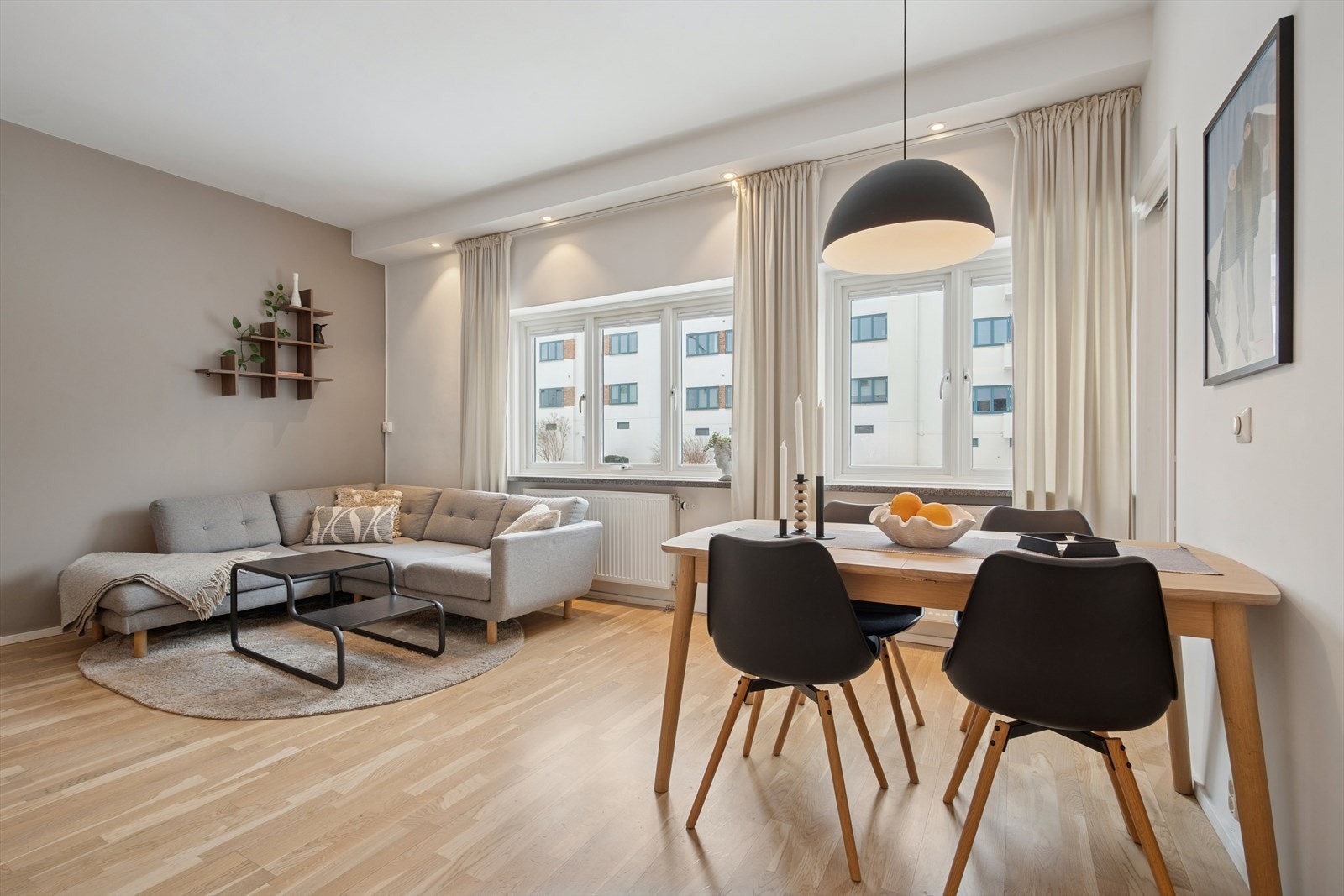 Romslig stue med god takhøyde (målt til 2,7meter), og store vindusflater som slipper inn rikelig med sollys. Galleribilde