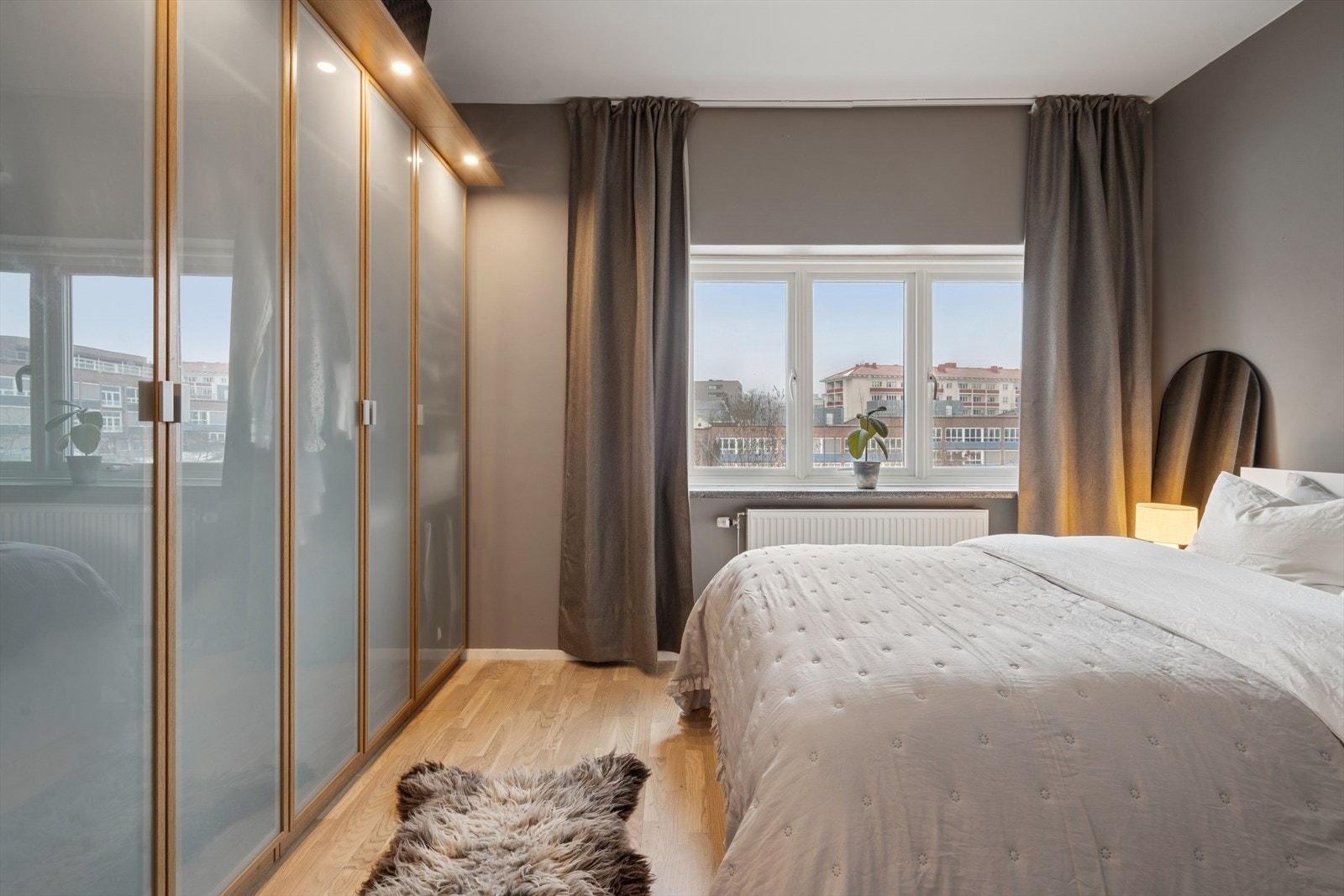 Rommet er innredet med stort garderobeskap langs en hel vegg, noe som gir gode oppbevaringsmuligheter. Galleribilde