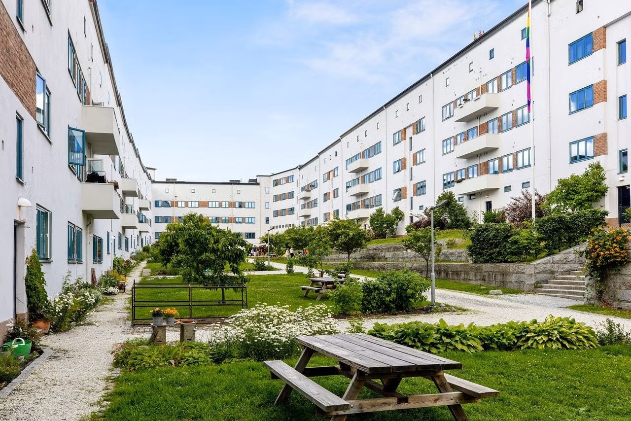 Populære Funkisgården er kjent for sitt romslige og idylliske gårdsrom som består av hyggelige grøntområder med gressplener, trær, beplantning, internveier og hyggelige sittegrupper. Galleribilde