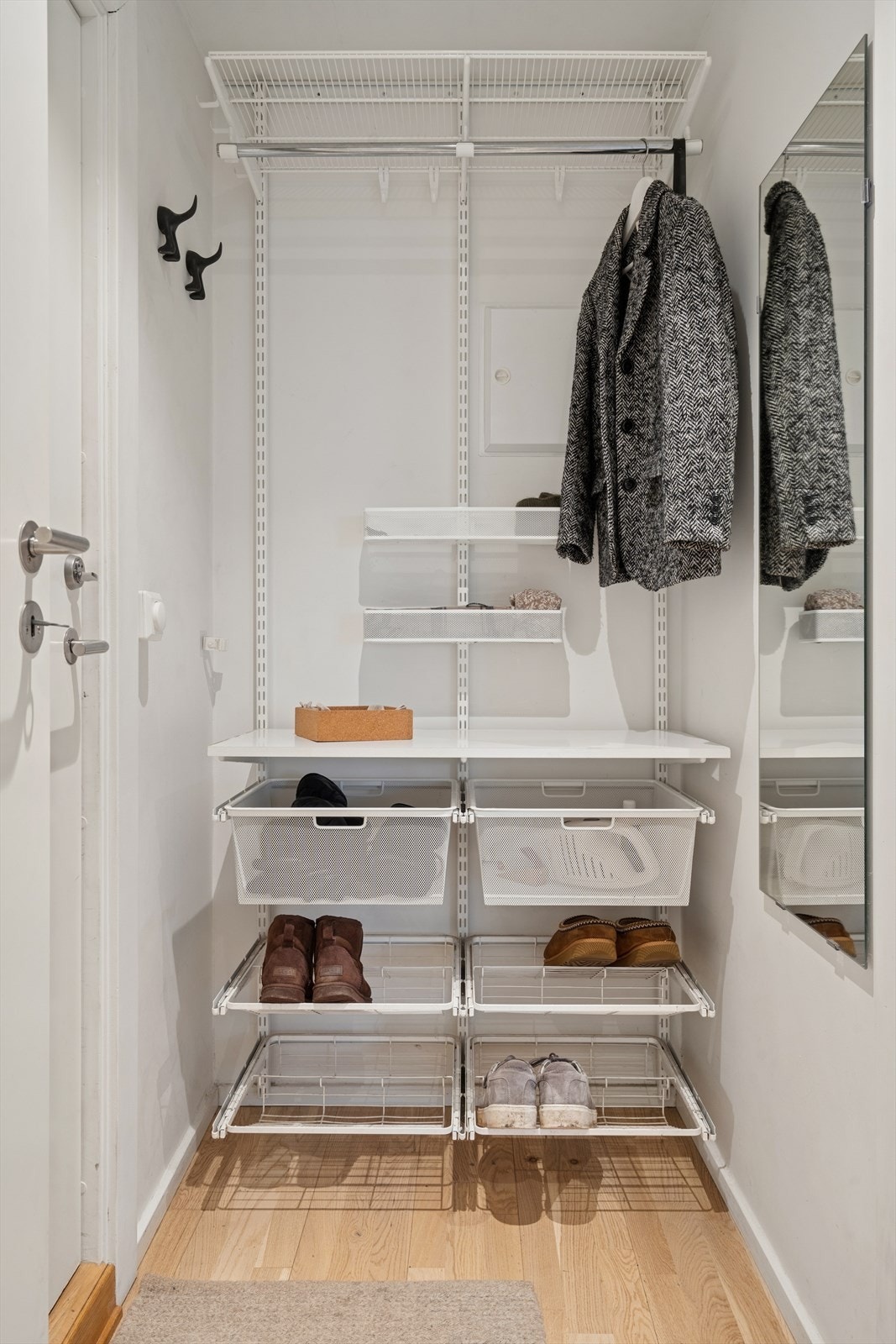 I gangen er det montert et praktisk oppheng med kurver, knagger og hyller. God plass til å henge fra seg yttertøy og legge fra seg sko. Galleribilde