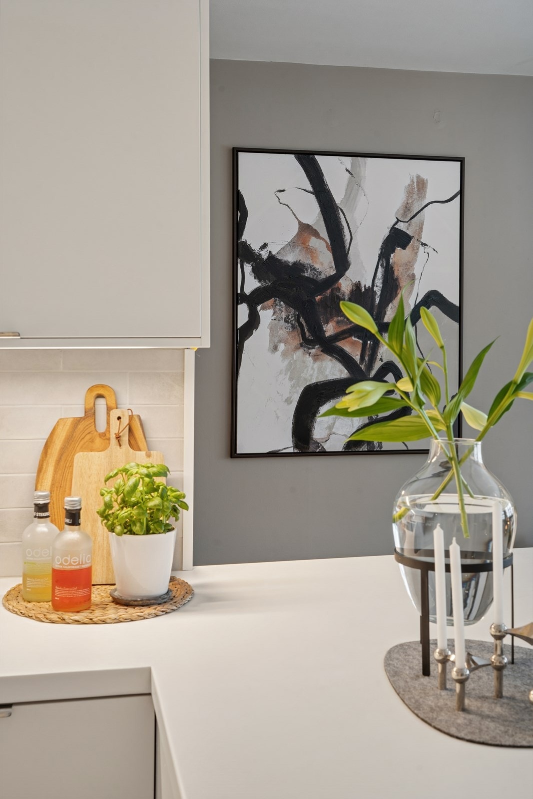 Kjøkkenet har store arbeidsflater og godt med skapplass. Galleribilde