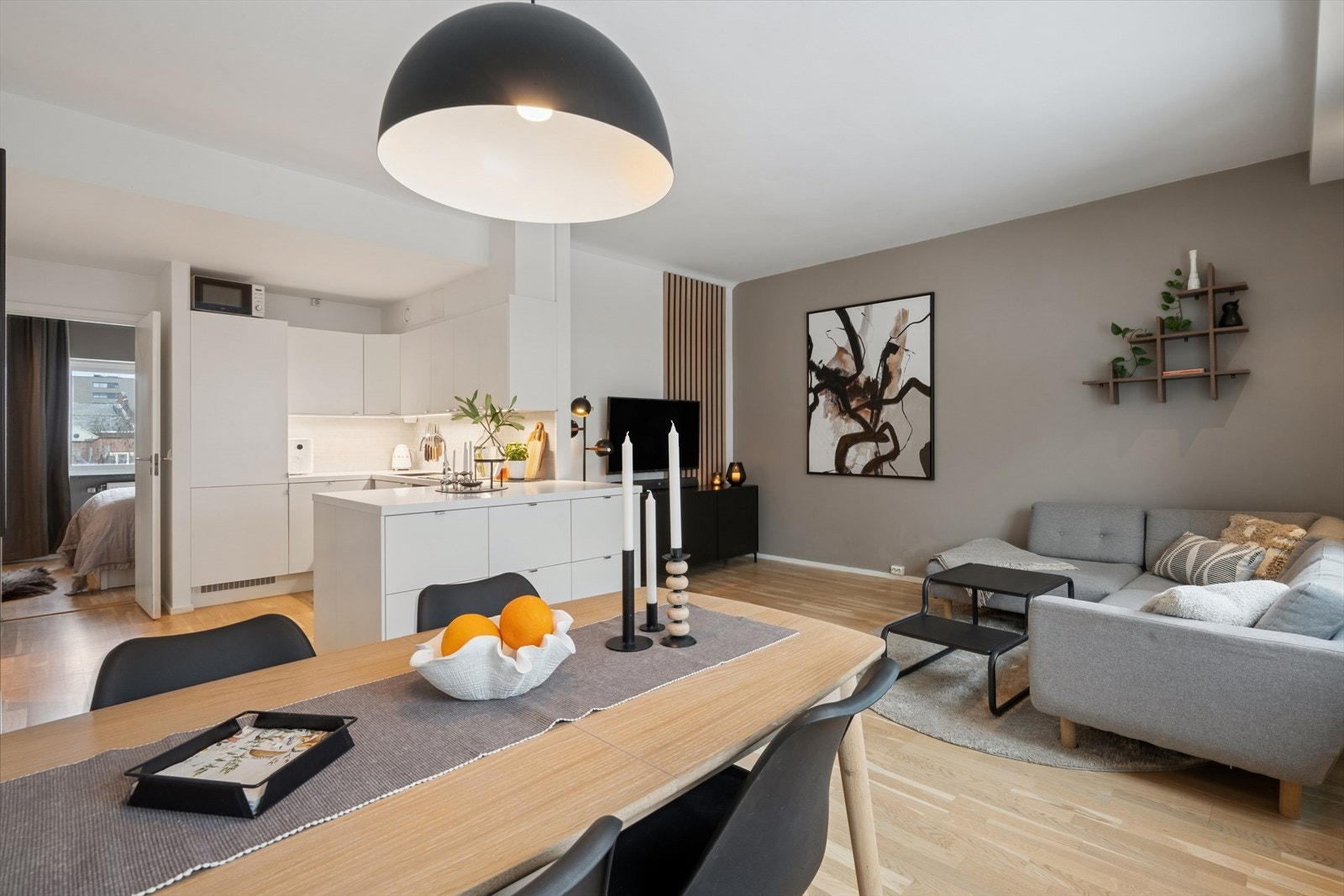 Leiligheten er gjennomgående og byr på en praktisk og luftig planløsning. Galleribilde