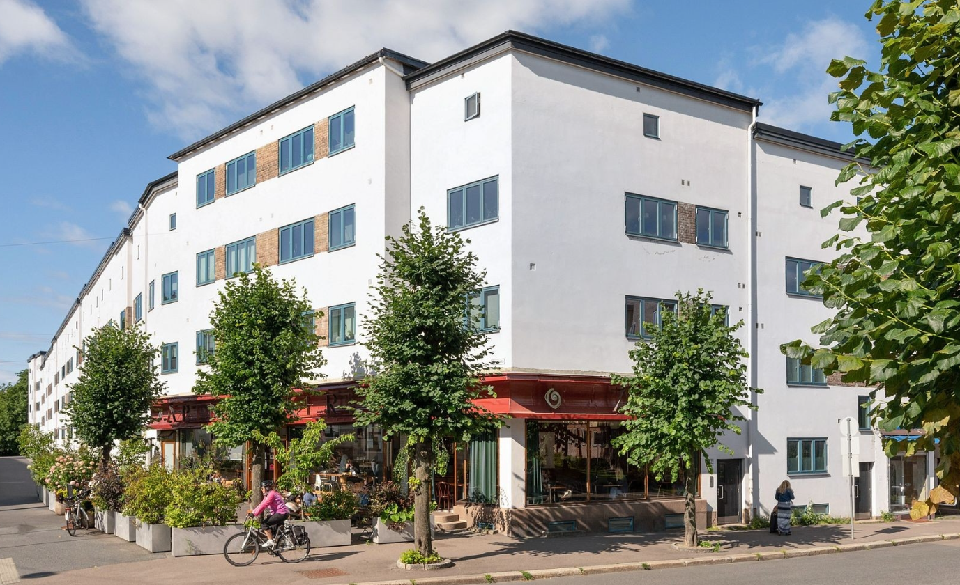 Leiligheten ligger på Torshov, i samme bygg som Åpent Bakeri. Åpent Bakeri bugner av ferske bakervarer. Torshov byr på koselige butikker og kafeer, og delikatessebutikken Strøm-Larsen er viden kjent. Galleribilde