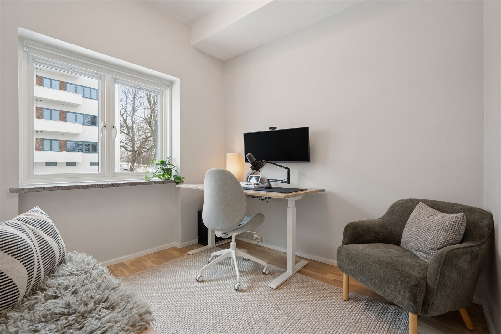 Soverom 2 er lyst og romslig, og er i dag innredet som kontor. Galleribilde