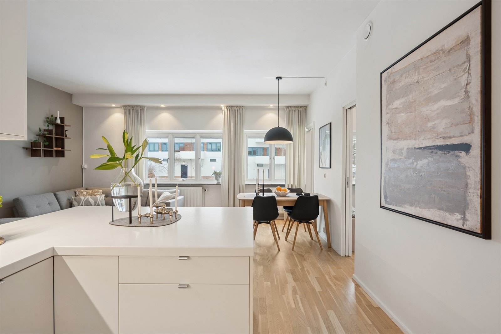 Den åpne løsningen legger til rette for et sosialt og trivelig hjem. Galleribilde