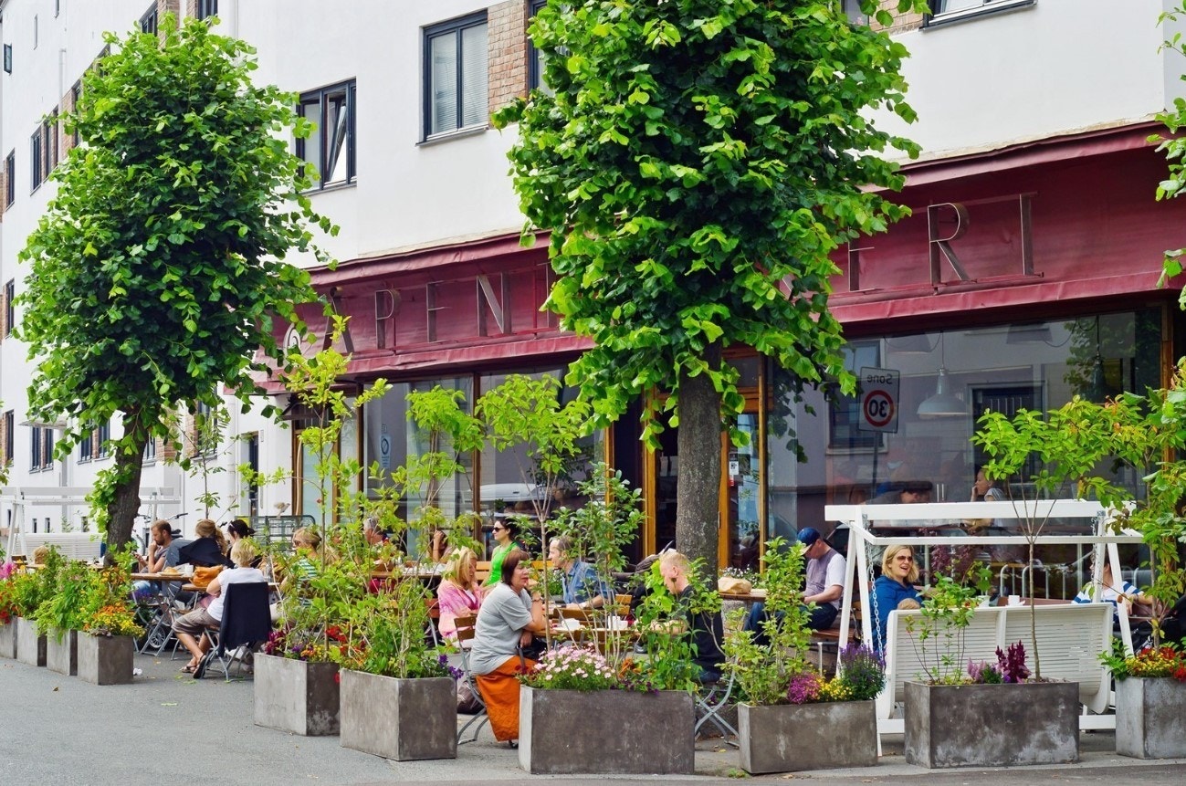 Åpent Bakeri i Åsengata som forvandles til Lofthus samvirkelag på kvelden. Det ryktes at de har byens beste pizza. Galleribilde