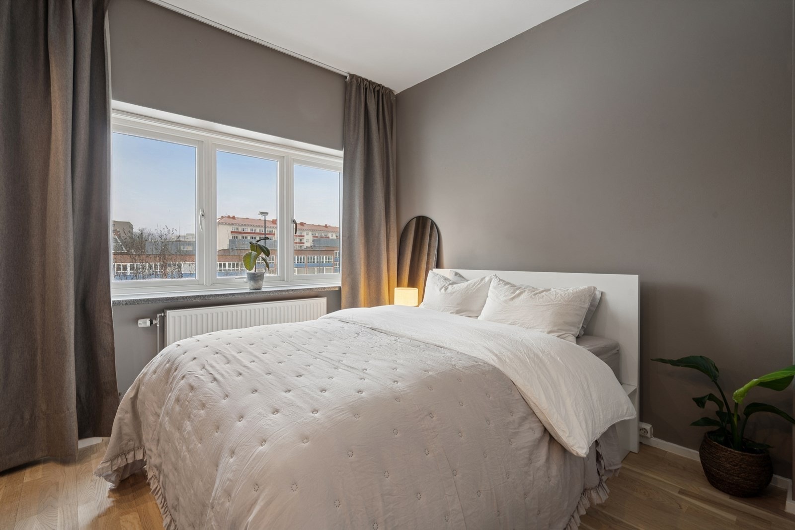 Soverommet er malt i en harmonisk farge, og har store vindusflater som gir deg rikelig med lysinnslipp Galleribilde