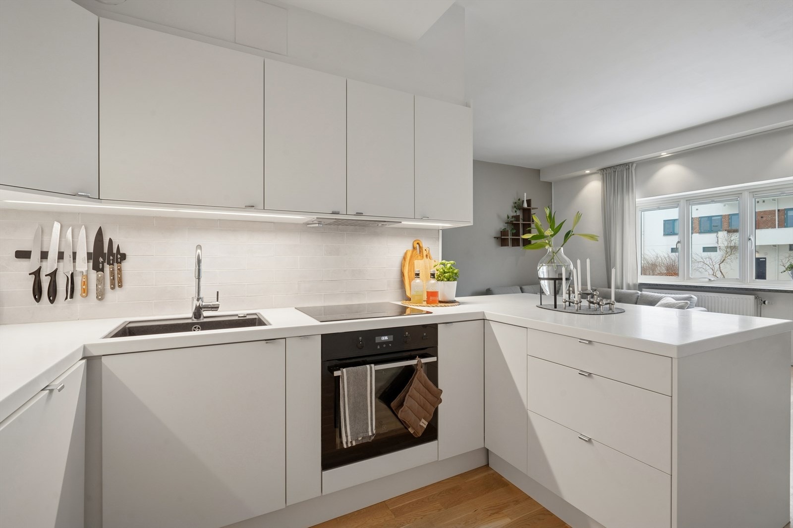 Det medfølger integrerte hvitevarer som platetopp, stekeovn, kjøleskap med fryser, og oppvaskmaskin. Galleribilde