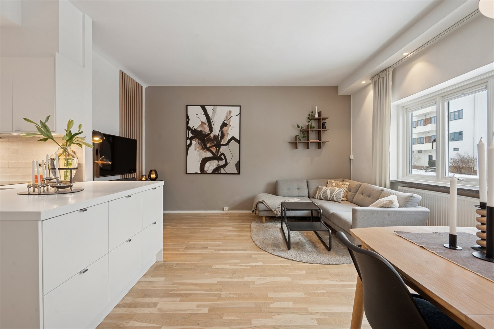 Stuen er delt inn i flere naturlige soner. Som gjør det enkelt å innrede etter eget ønske. Galleribilde