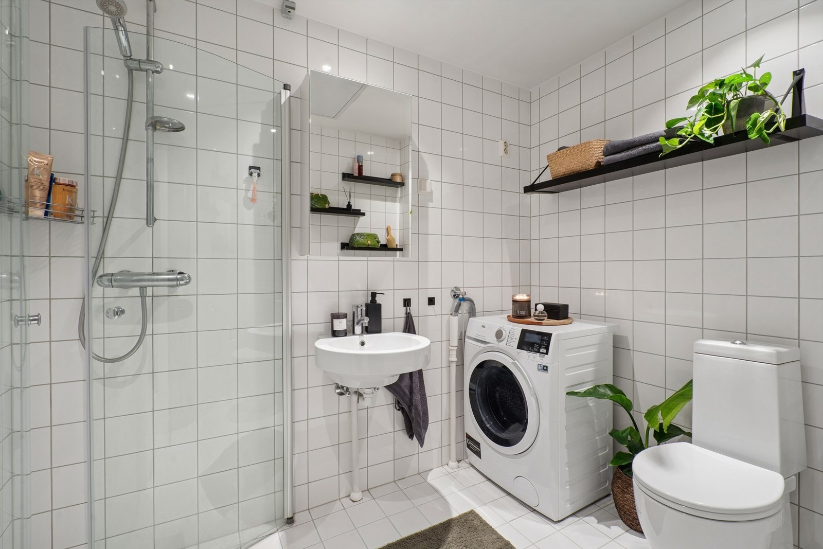 Flislagt, luftig og praktisk baderommet pusset opp i 2005, i regi av borettslaget. Galleribilde