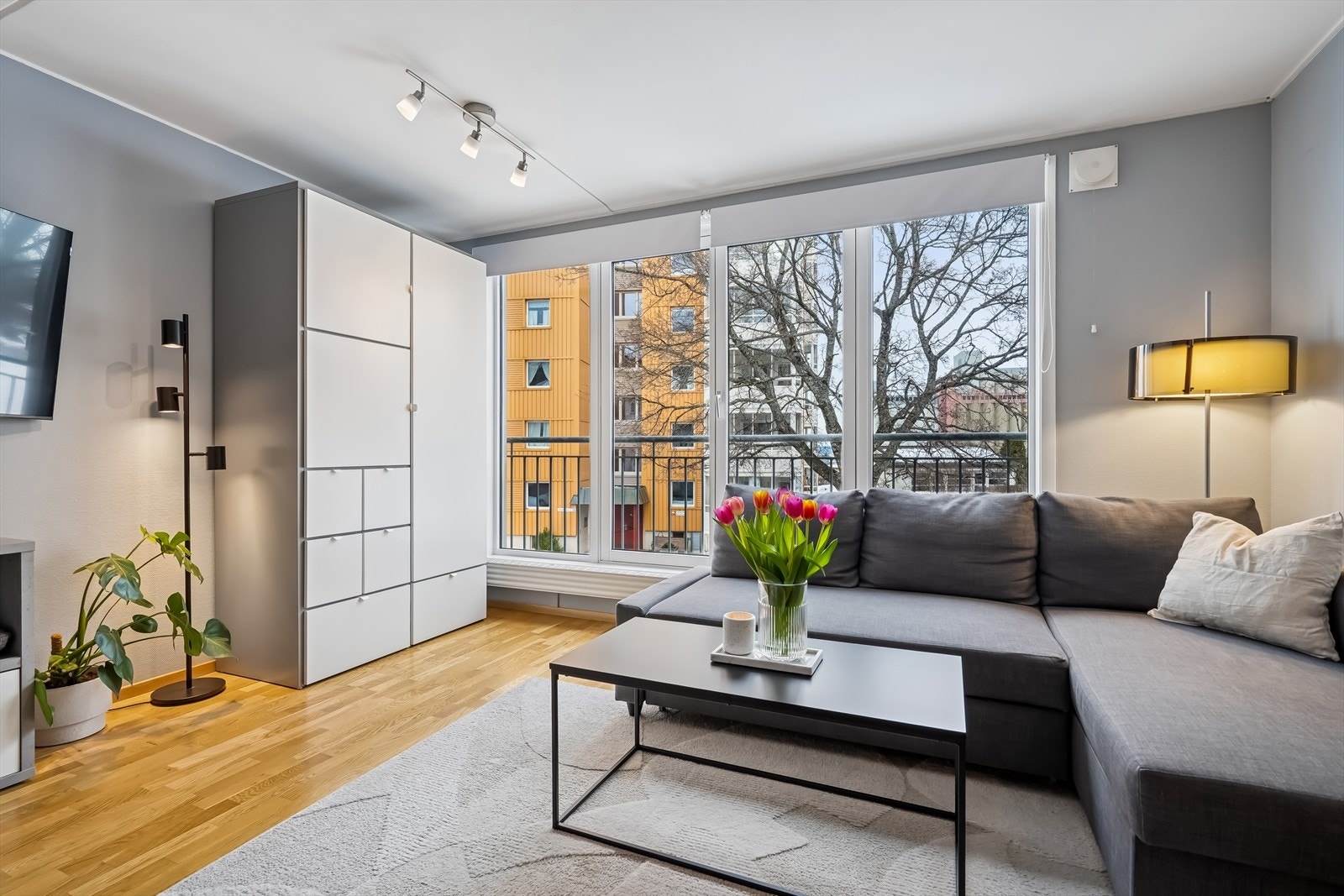 Leiligheten har en arealeffektiv planløsning med åpen stue- og kjøkkenløsning på 23m² og byr på flere møbleringsmuligheter. Galleribilde