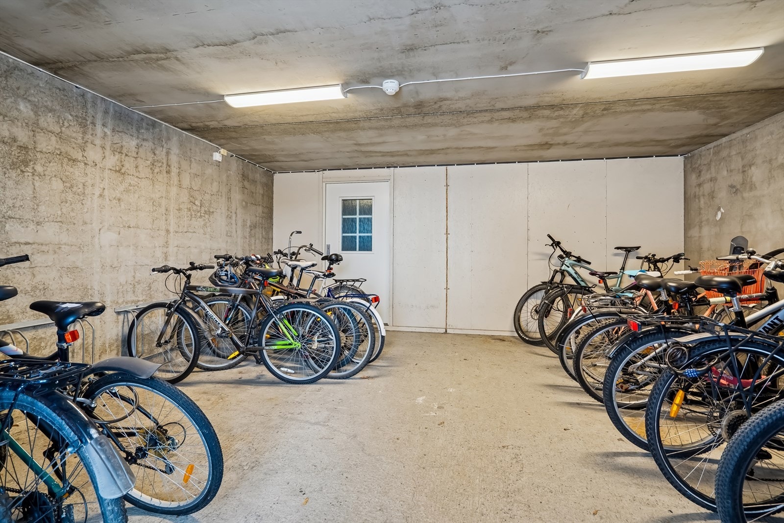 Kjeller med sykkelparkering. Det er mulig å søke om parkeringsplass til borettslagets styre. Det er to plasser for gjesteparkering. Galleribilde