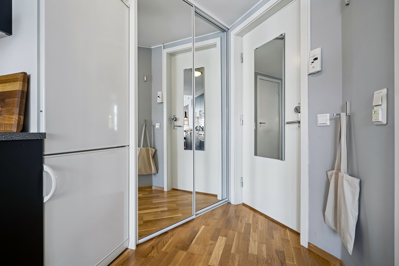 Entréen med skyvedørsgarderobe som byr på rikelig med oppbevaringsmuligheter. Leiligheten disponerer én bod i kjeller for ekstra oppbevaring. Galleribilde