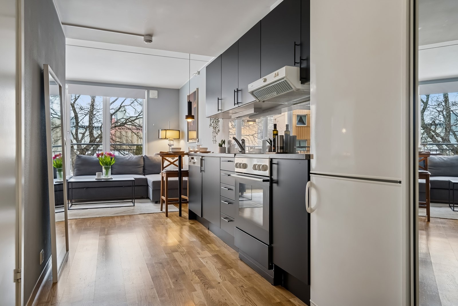 Kjøkkenet byr på god skapplass og har integrert vaskemaskin og komfyr. Galleribilde