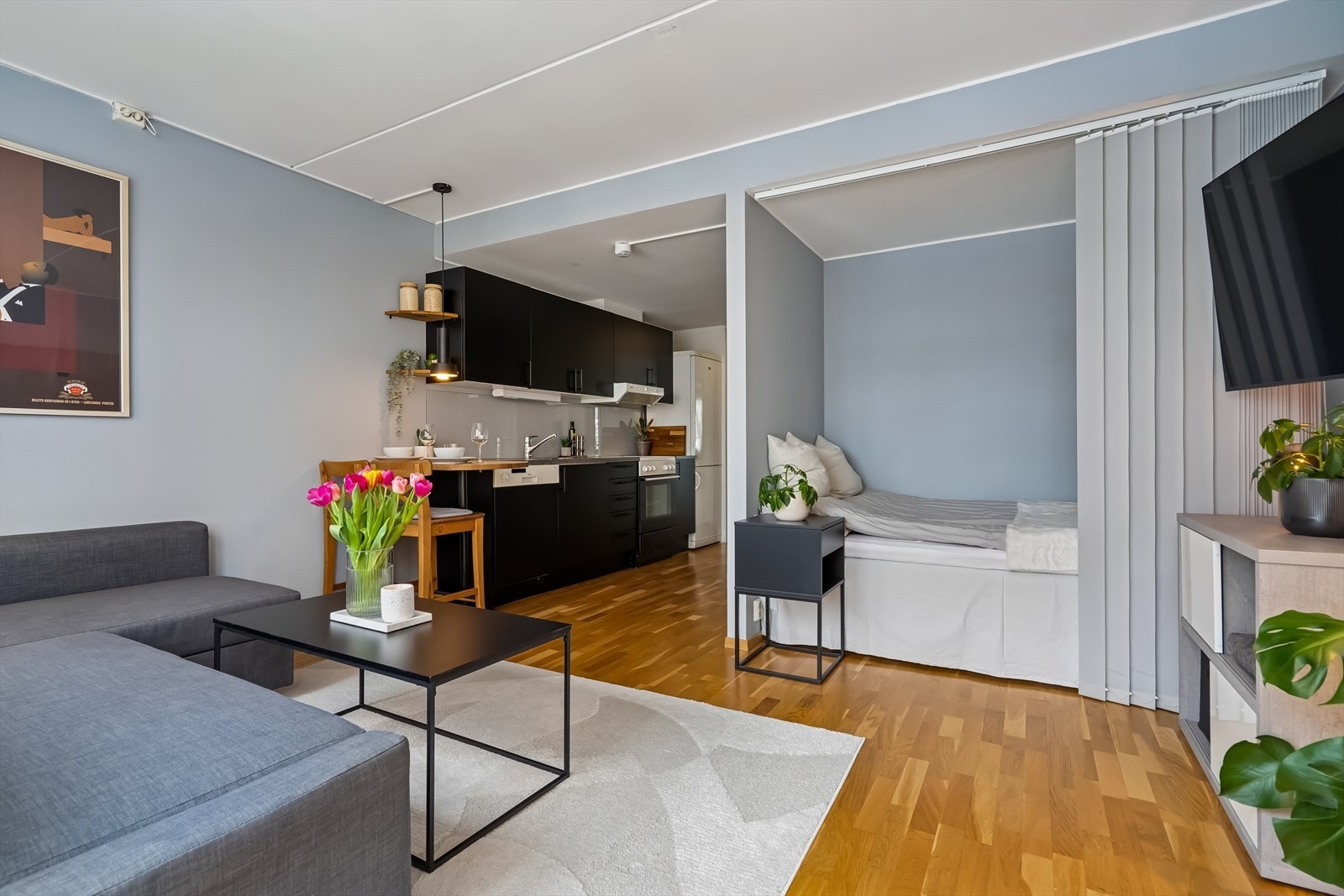 Store vindusflater sørger for rikelig med naturlig lys i leiligheten som gir en luftig følelse. Galleribilde