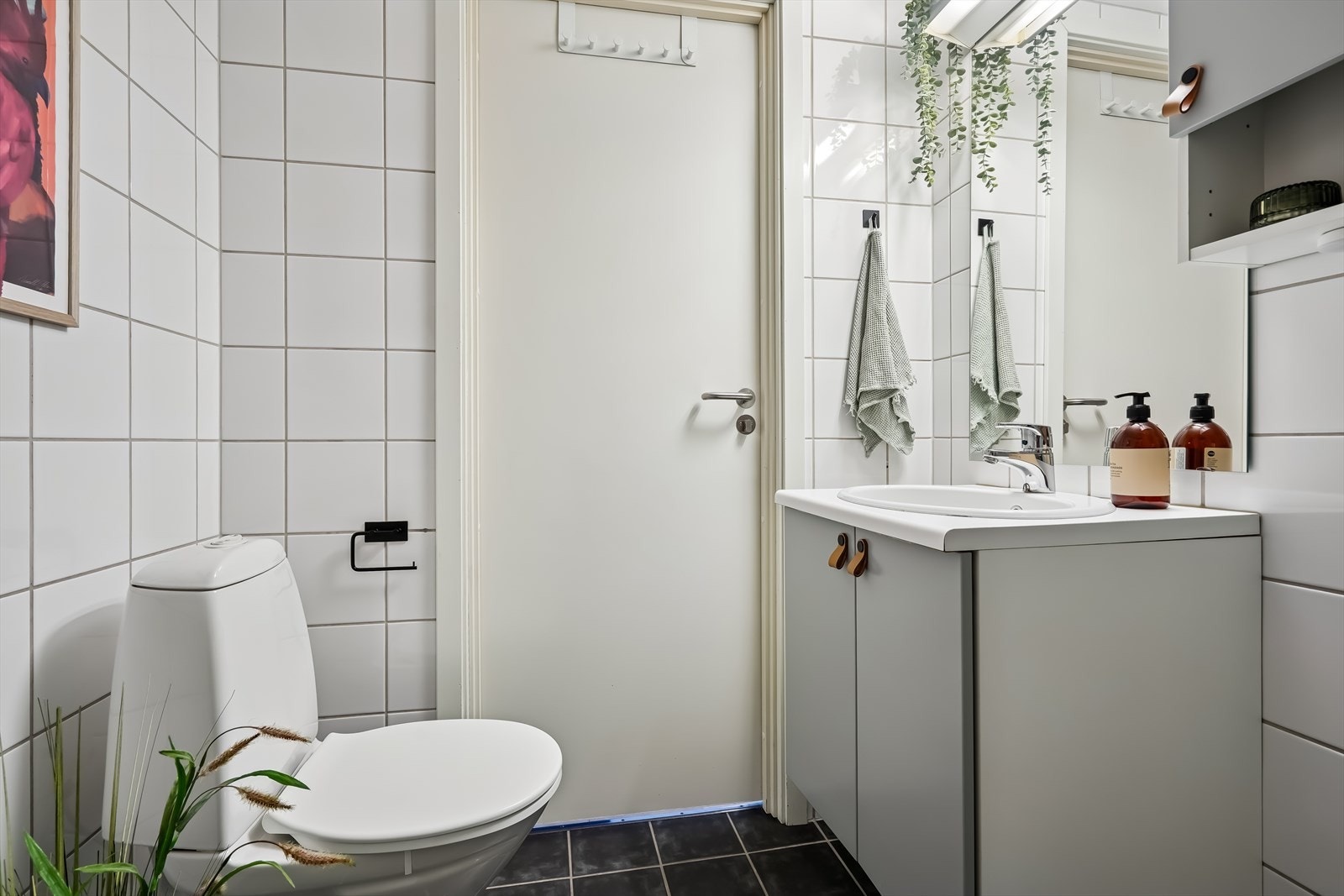 Kjøkkenet er utstyrt med servantskap, klosett, opplegg for vaskemaskin og dusjhjørne. Galleribilde