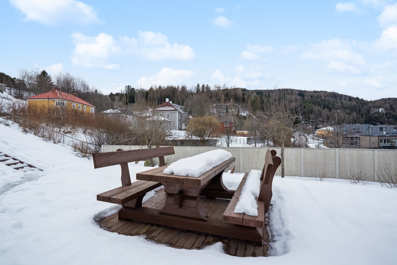 Det er fine grøntområder rundt leiligheten, i tillegg til at det er kort avstand til parker, strand og turmuligheter. Galleribilde