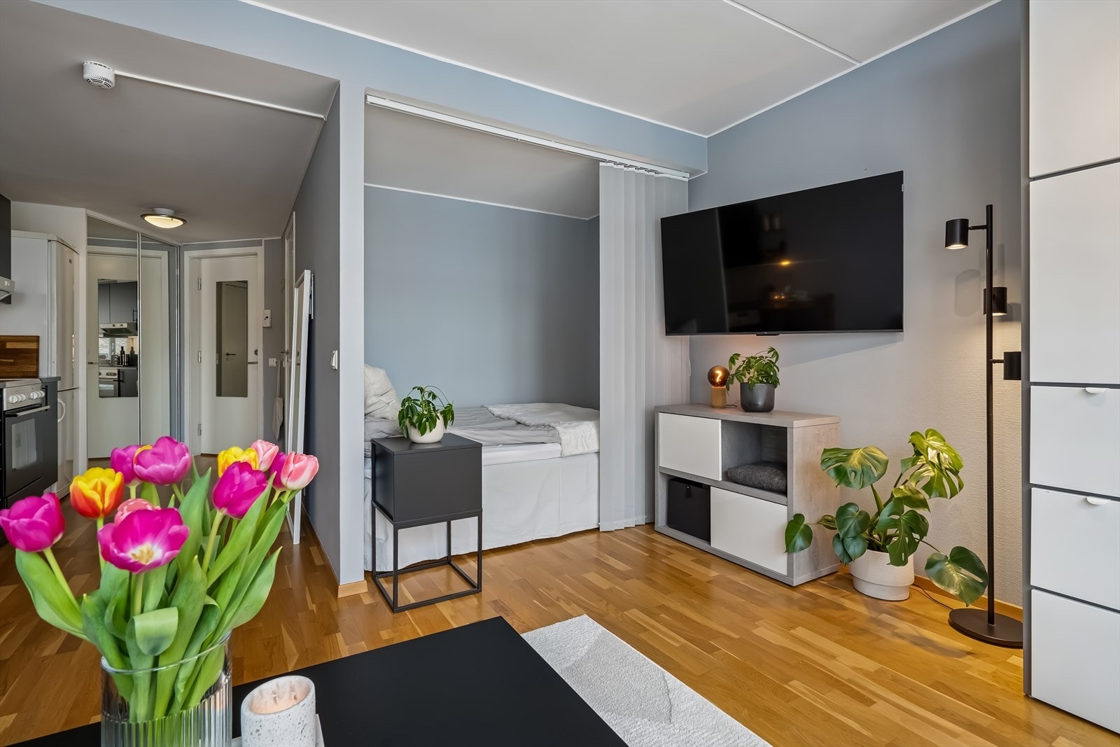 Sovealkoven er praktisk adskilt med skyvegardiner. Galleribilde