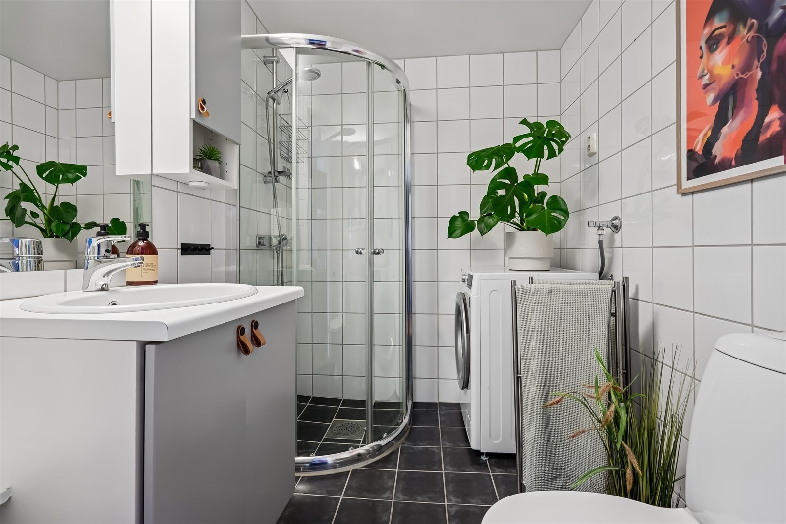 Flislagt bad på ca. 6 m² med opplegg for vaskemaskin. Galleribilde