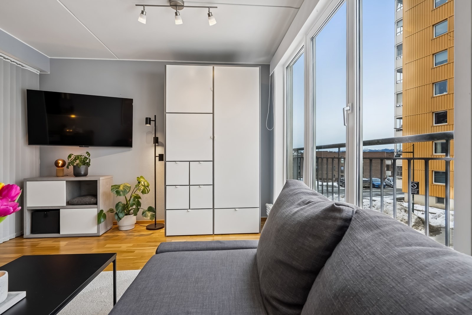 Stuen har rause vindusflater som byr på rikelig med naturlig lysinslipp. Galleribilde