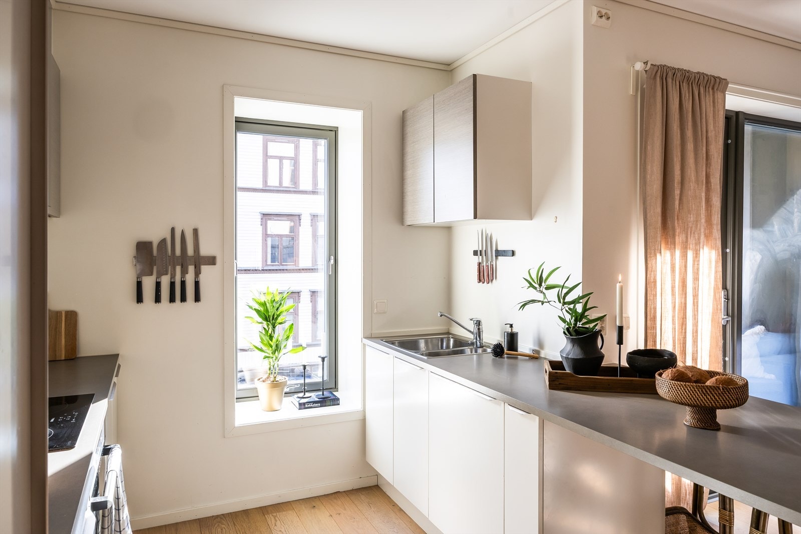 Kjøkkenet er utstyrt med integrerte hvitevarer som kombiskap, oppvaskmaskin, platetopp og stekeovn. Det er etablert både komfyrvakt og lekkasjevakt. Galleribilde