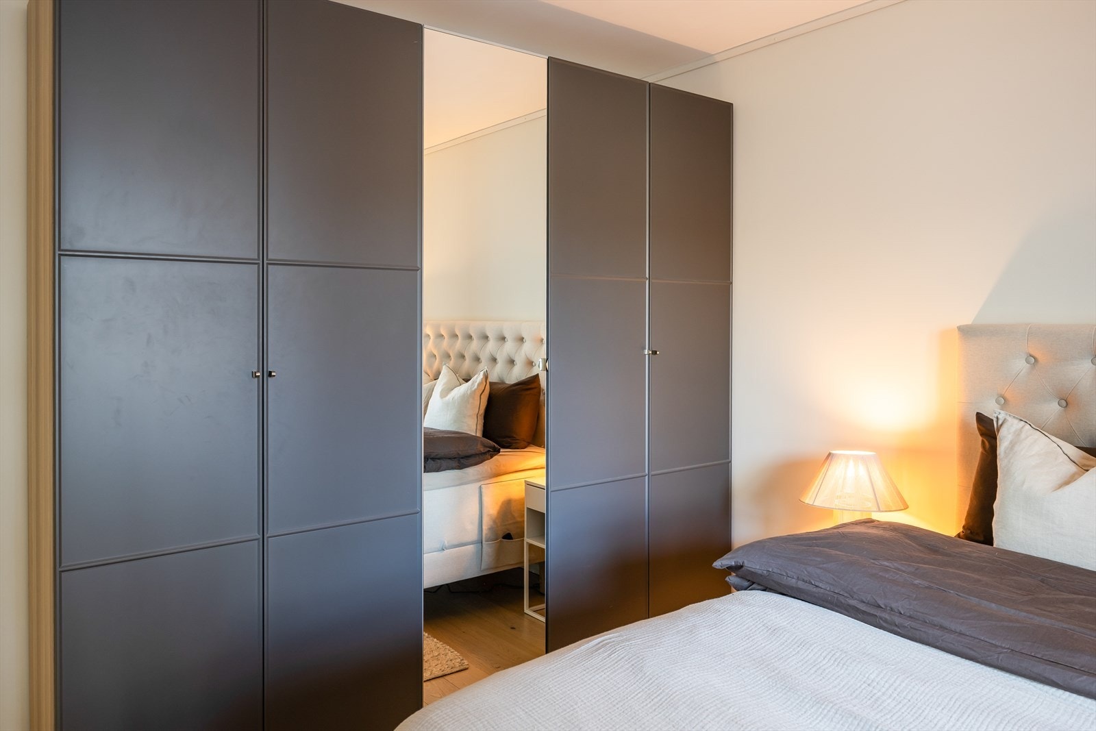 Garderobeskap for praktisk oppbevaring medfølger handelen. Galleribilde