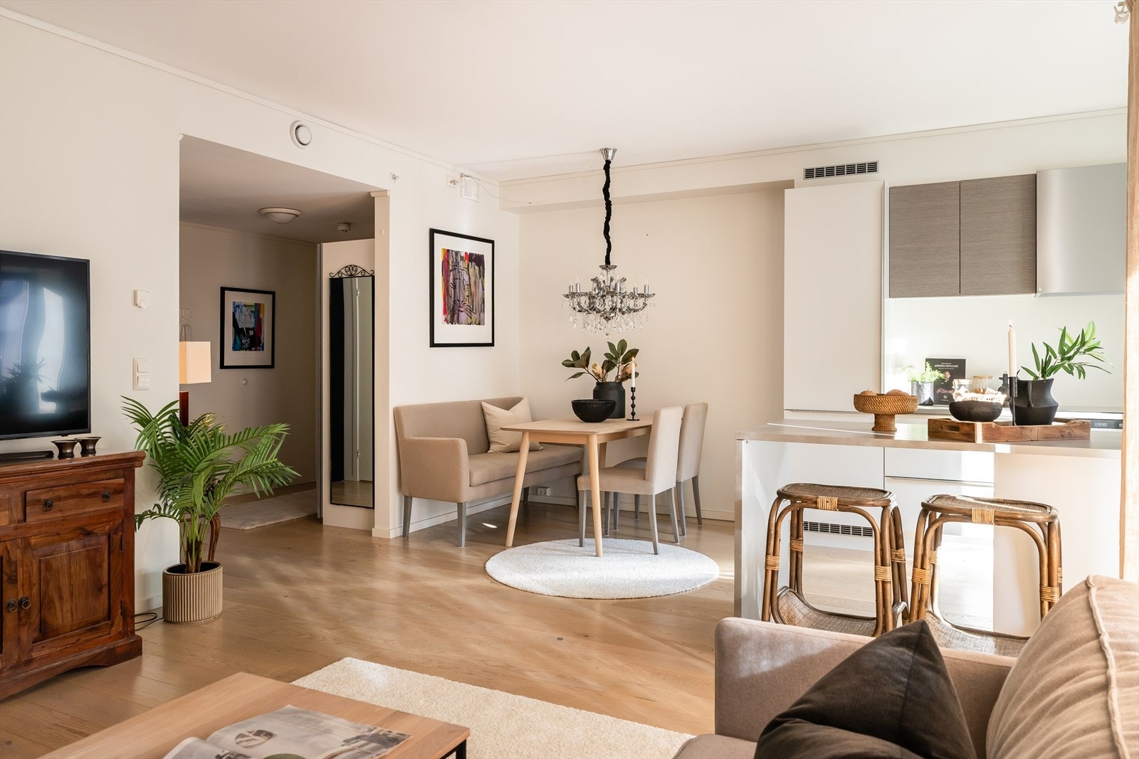 Det er mye inkludert i de månedlige felleskostnadene som blant annet TV/internett, parkeringsplass i garasje, fjernvarme og diverse vedlikehold/drift iht. regnskap. Galleribilde