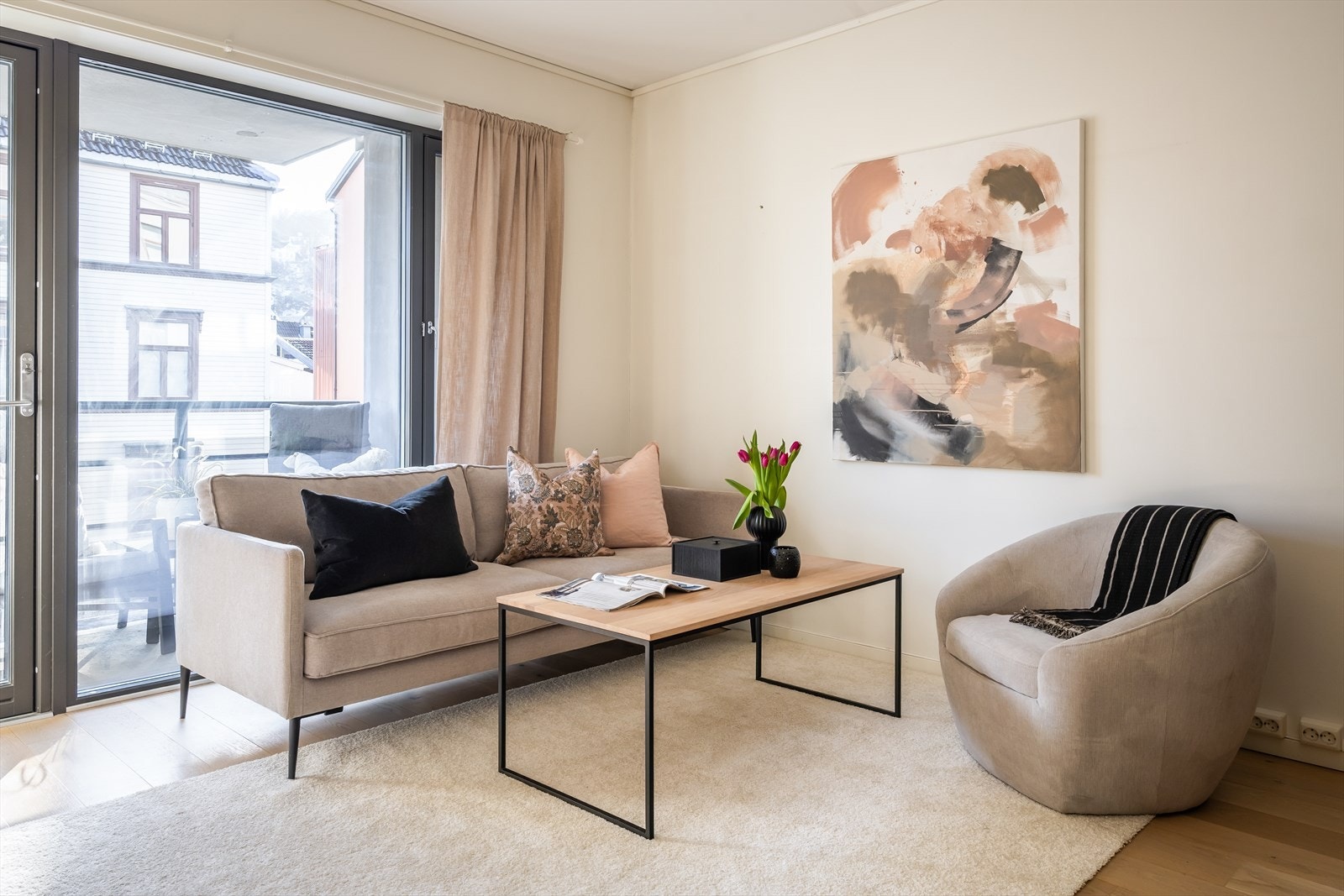 Leiligheten varmes opp via fjernvarme som er inkl. i de månedlige felleskostnadene. Det er også balansert ventilasjon som sørger for behagelig inneklima. Galleribilde