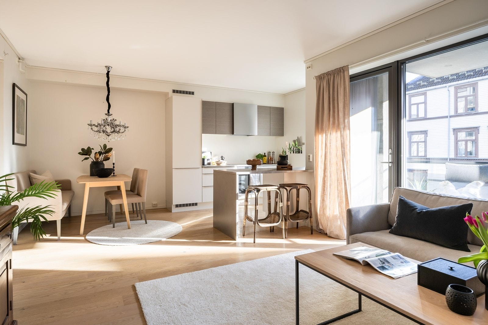 Velkommen til Hans Nissens gate 4 - En moderne og sentral 3-roms selveierleilighet fra 2016 med attraktiv beliggenhet i Ila. Leiligheten byr på en pen standard med gjennomgående TG0/1, samt to overbygde verandaer og én p-plass i kjeller med elbillader. Galleribilde